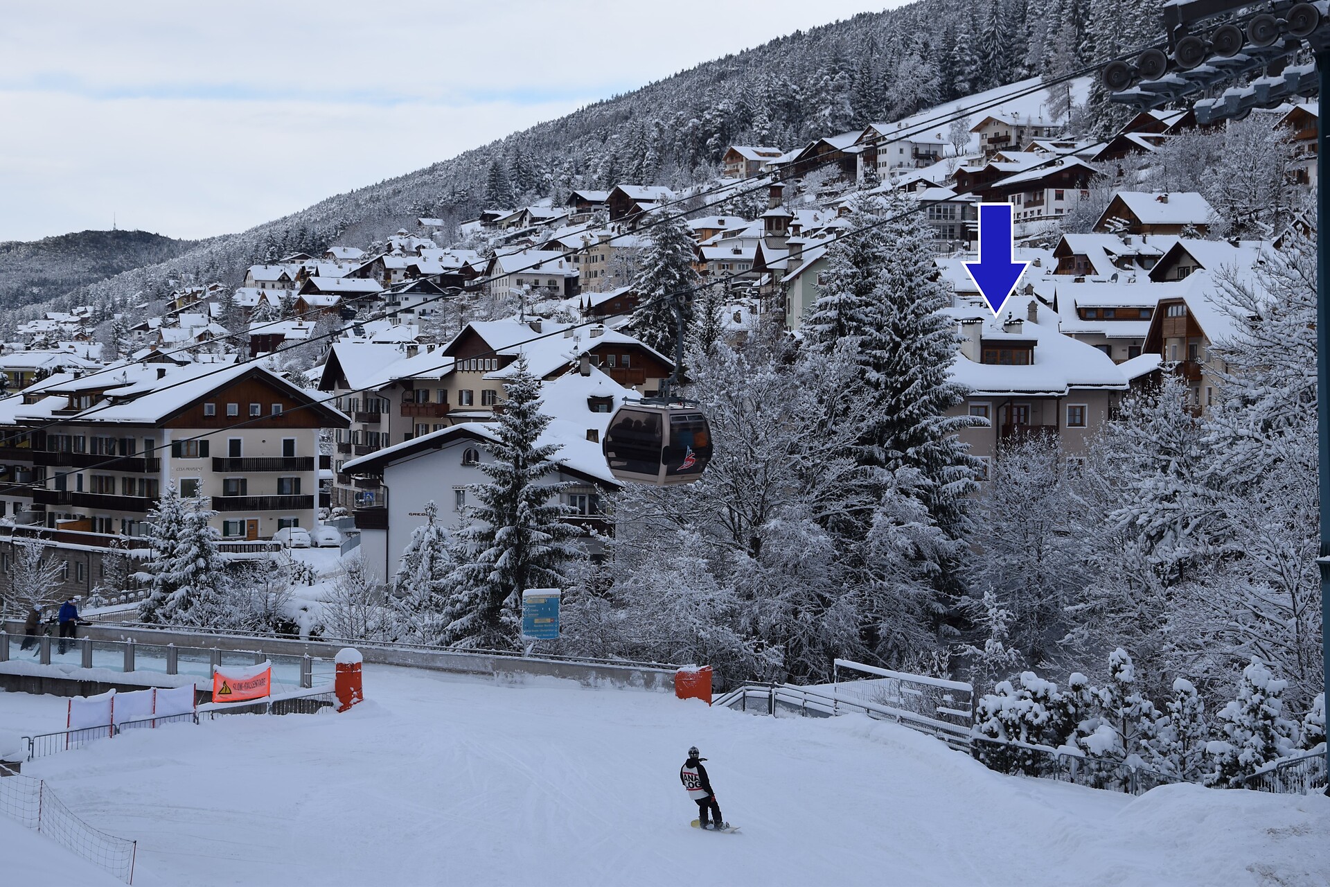 an der Skipiste und an der Bahn