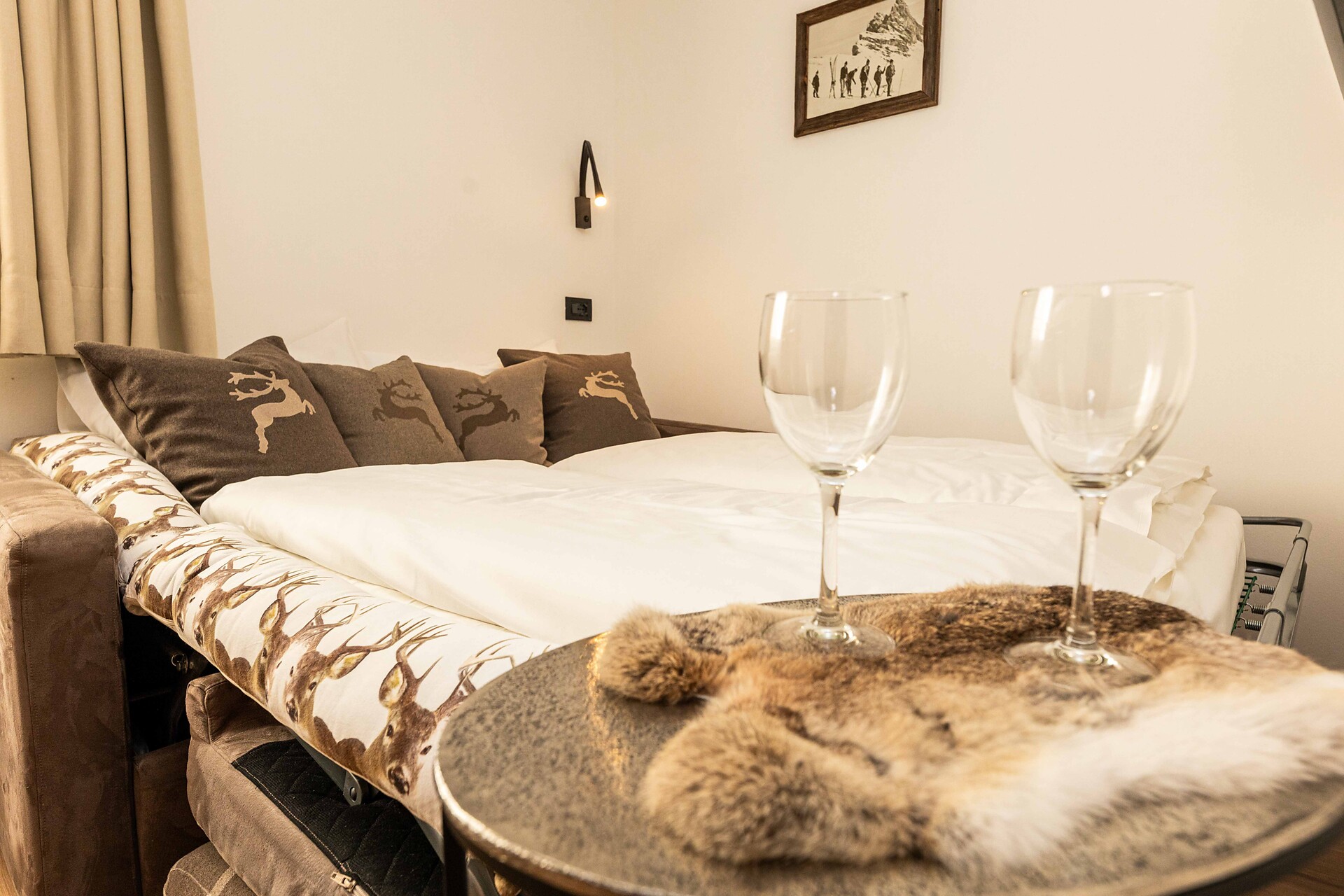 bedroom with 3 beds
