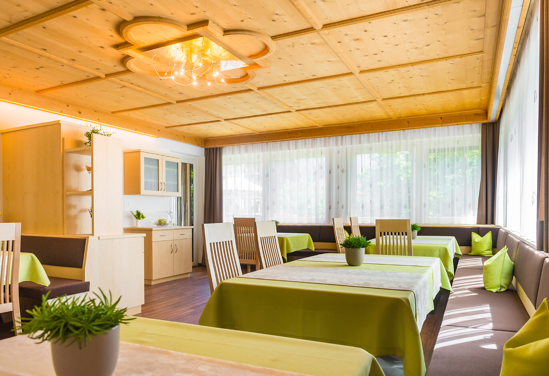 breakfast room