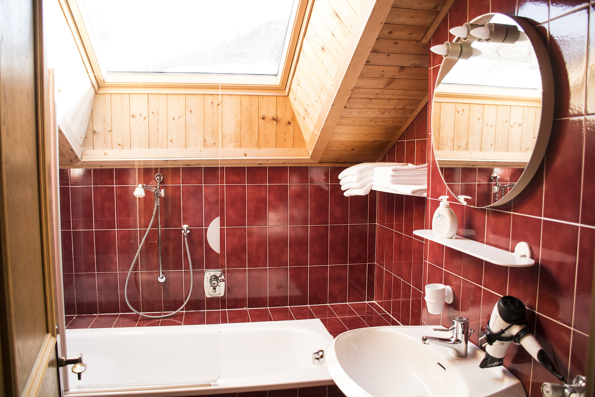 Bathroom with bathtub/shower, bidet, WC, hairdryer