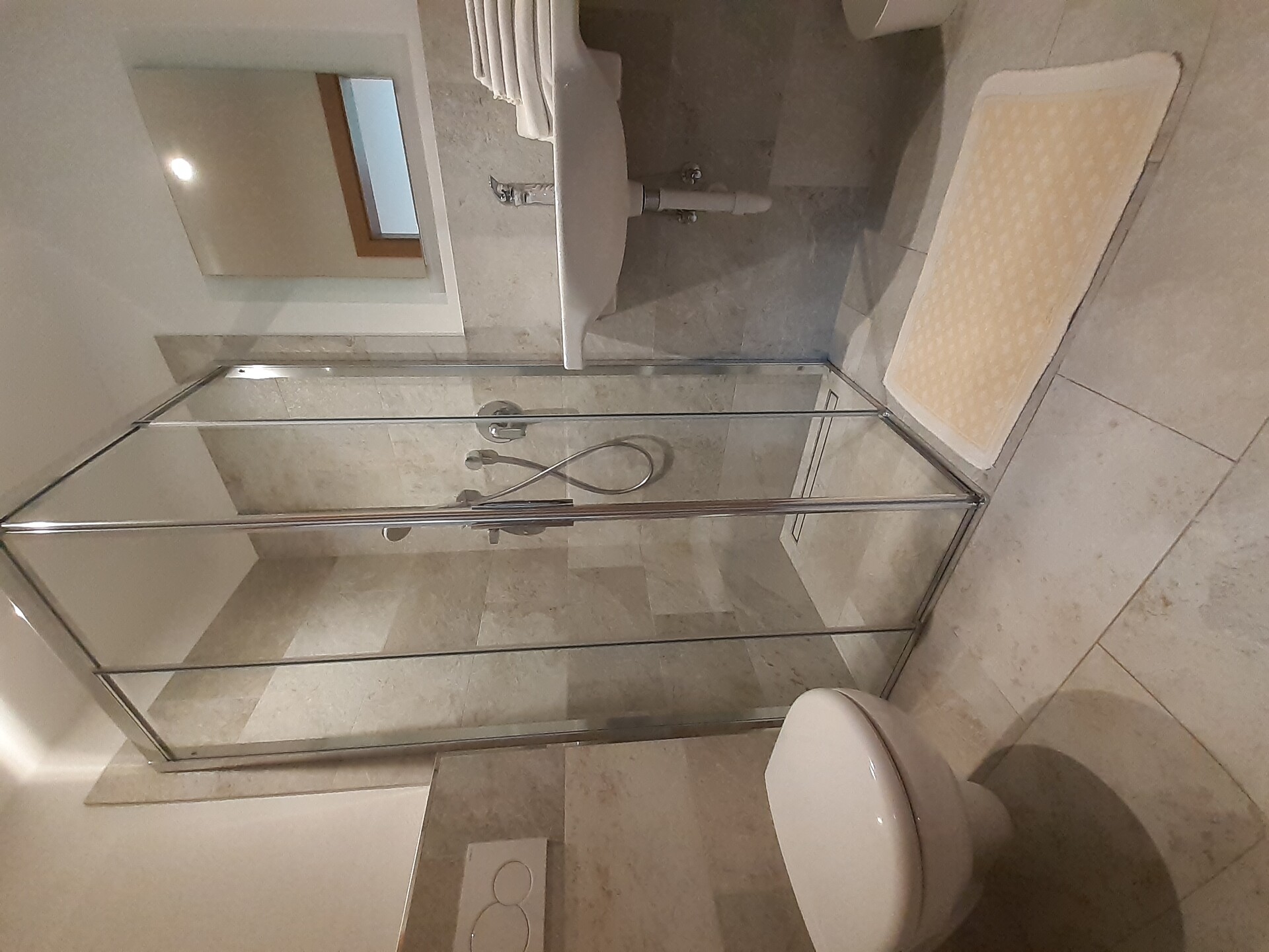 Badezimmer mit DUsche und Wc