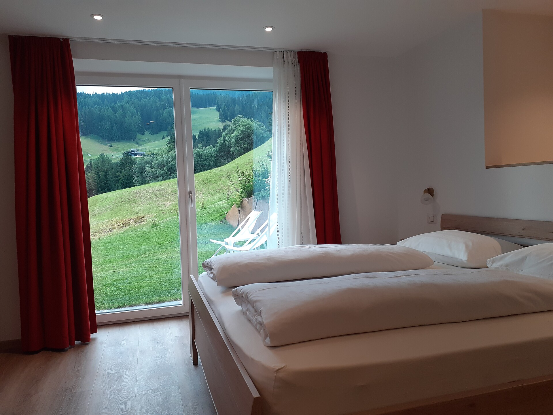 Schlafbereich mit Blick auf den Garten