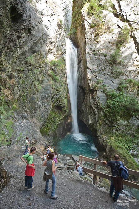 Am Wasserfall Ahrntal 22 suedtirol.info