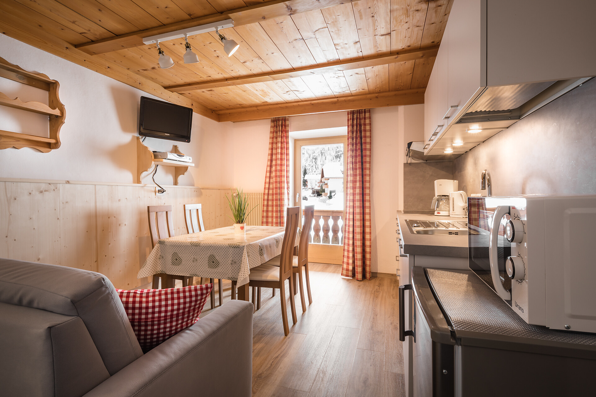 Wohnküche mit Sofa, Microwelle, Wasserkocher, Caffeemaschine, Spülmaschine, Balkon mit Sicht West
