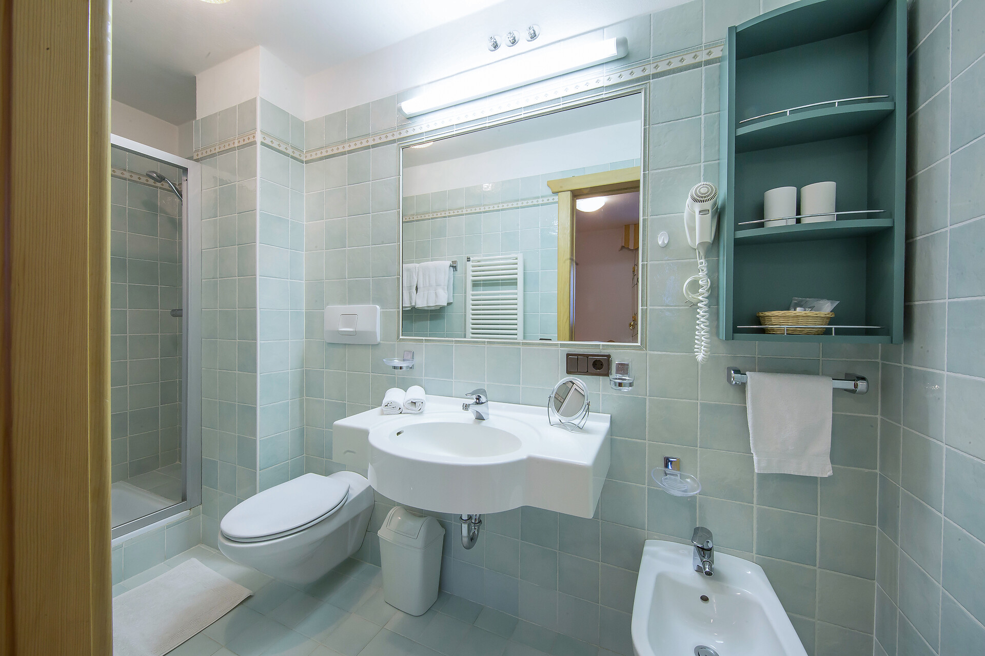 APP 2 BATHROOM 2