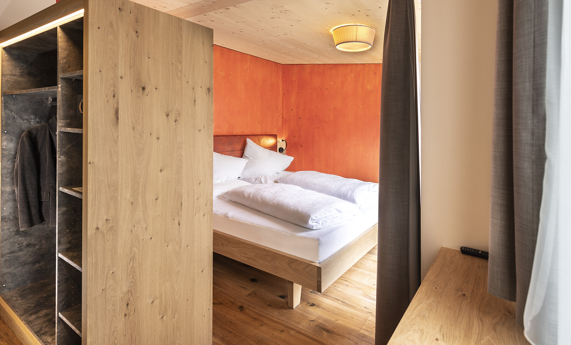 camera da letto piccola nell'appartamento grande