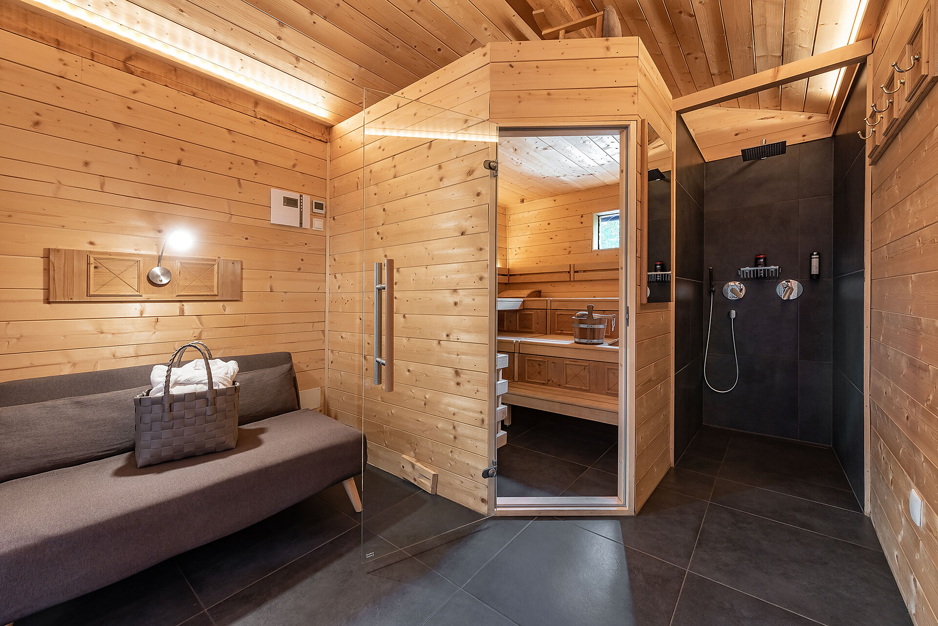 È possibile prenotare anche la sauna privata