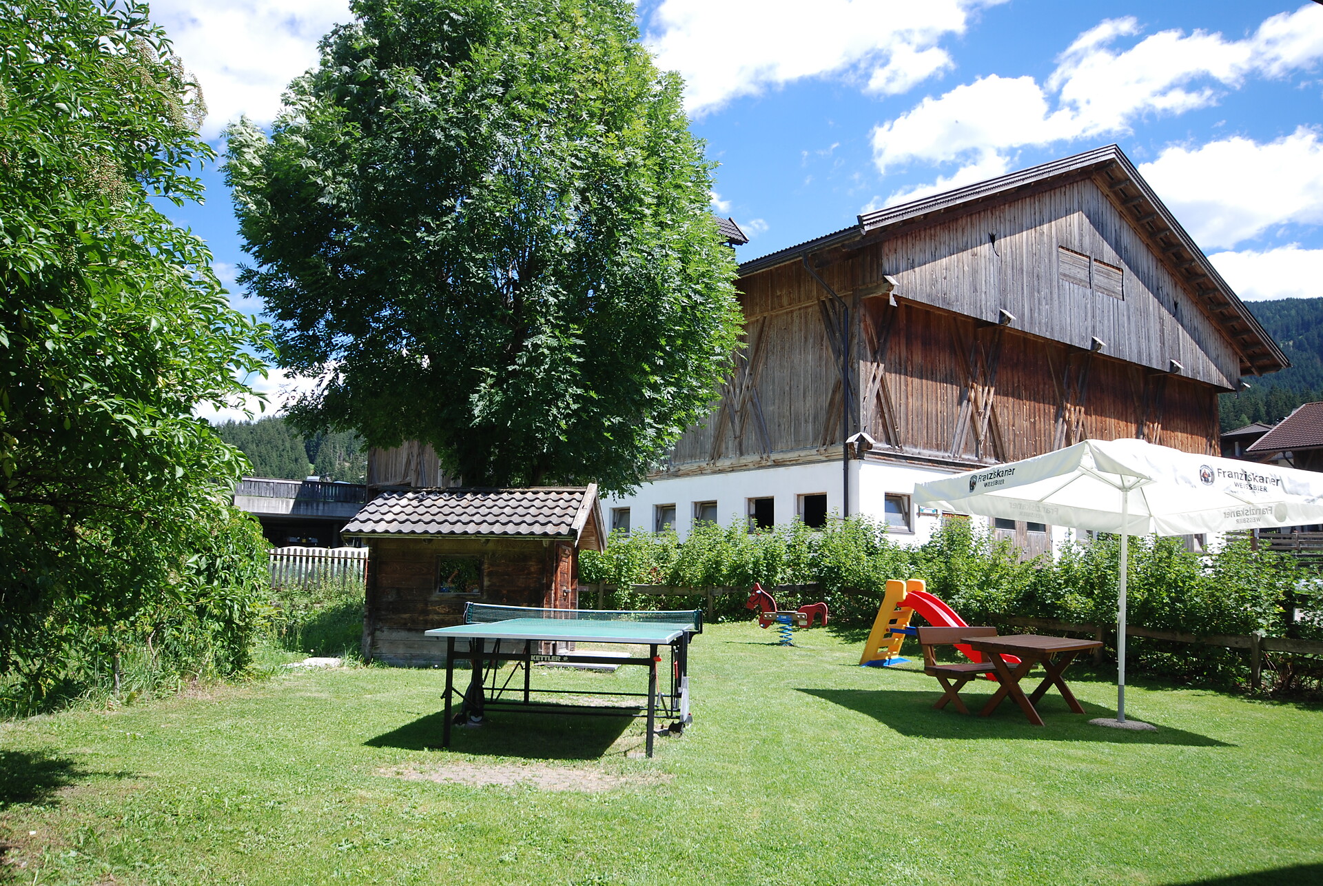 Giardino con vista al nostro maso in Alta Pusteria