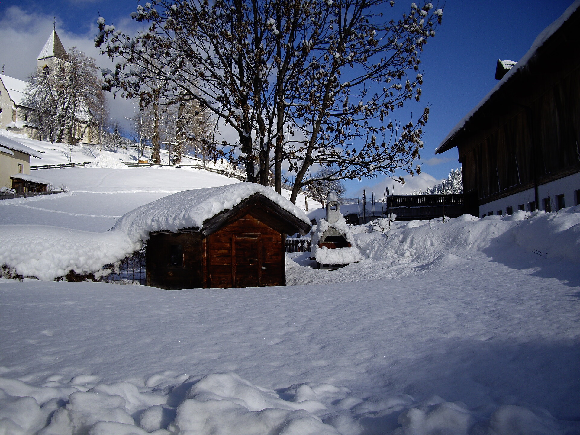 Passaggio sommerso nella neve nella Val Pusteria in Alto Adige