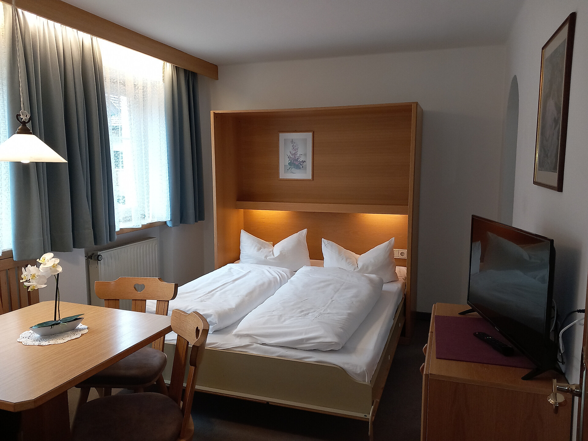 Wohnzimmer mit Schrankbett 124