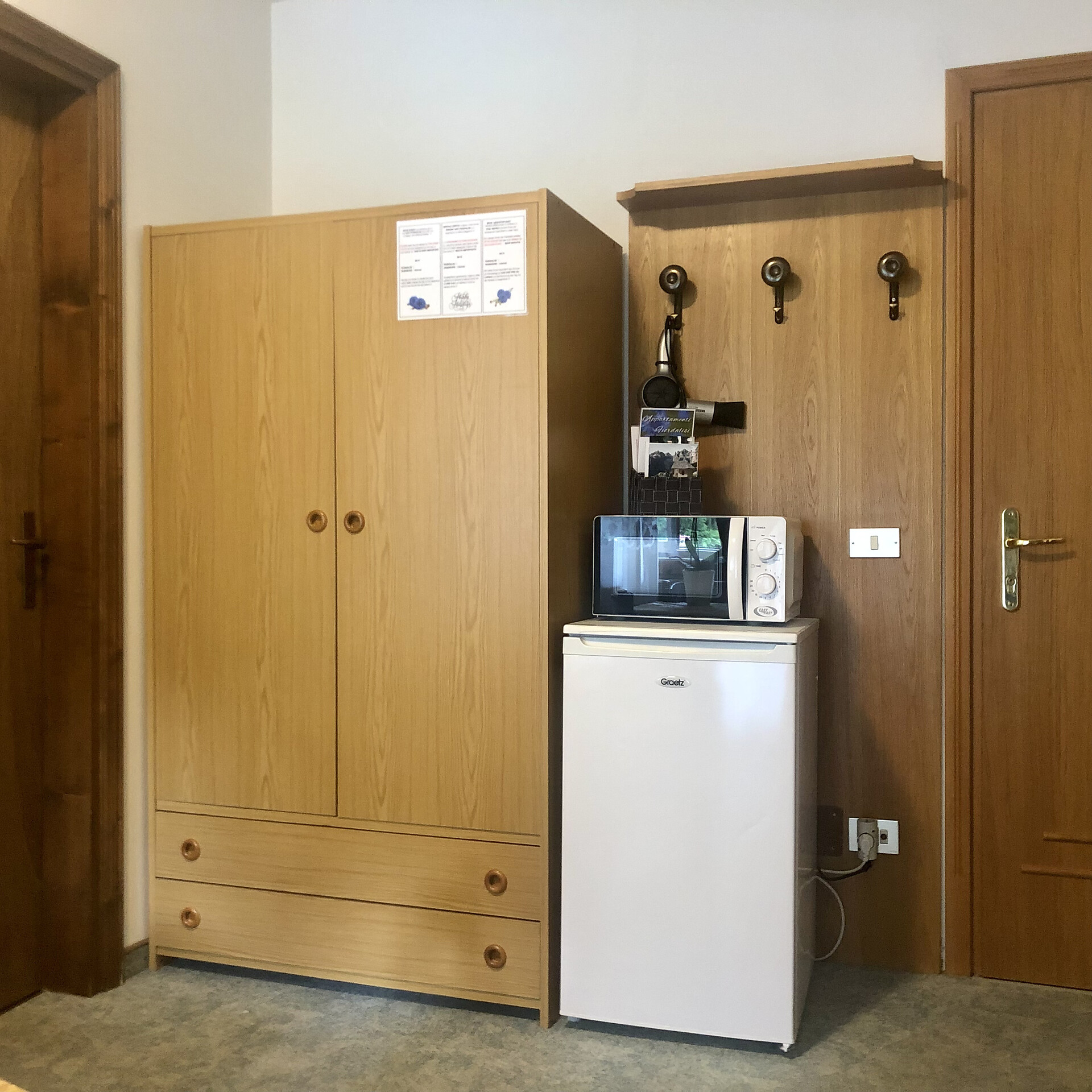 Kühlschrank und Mikrowelle ( Zimmer mit Fruehstueck )