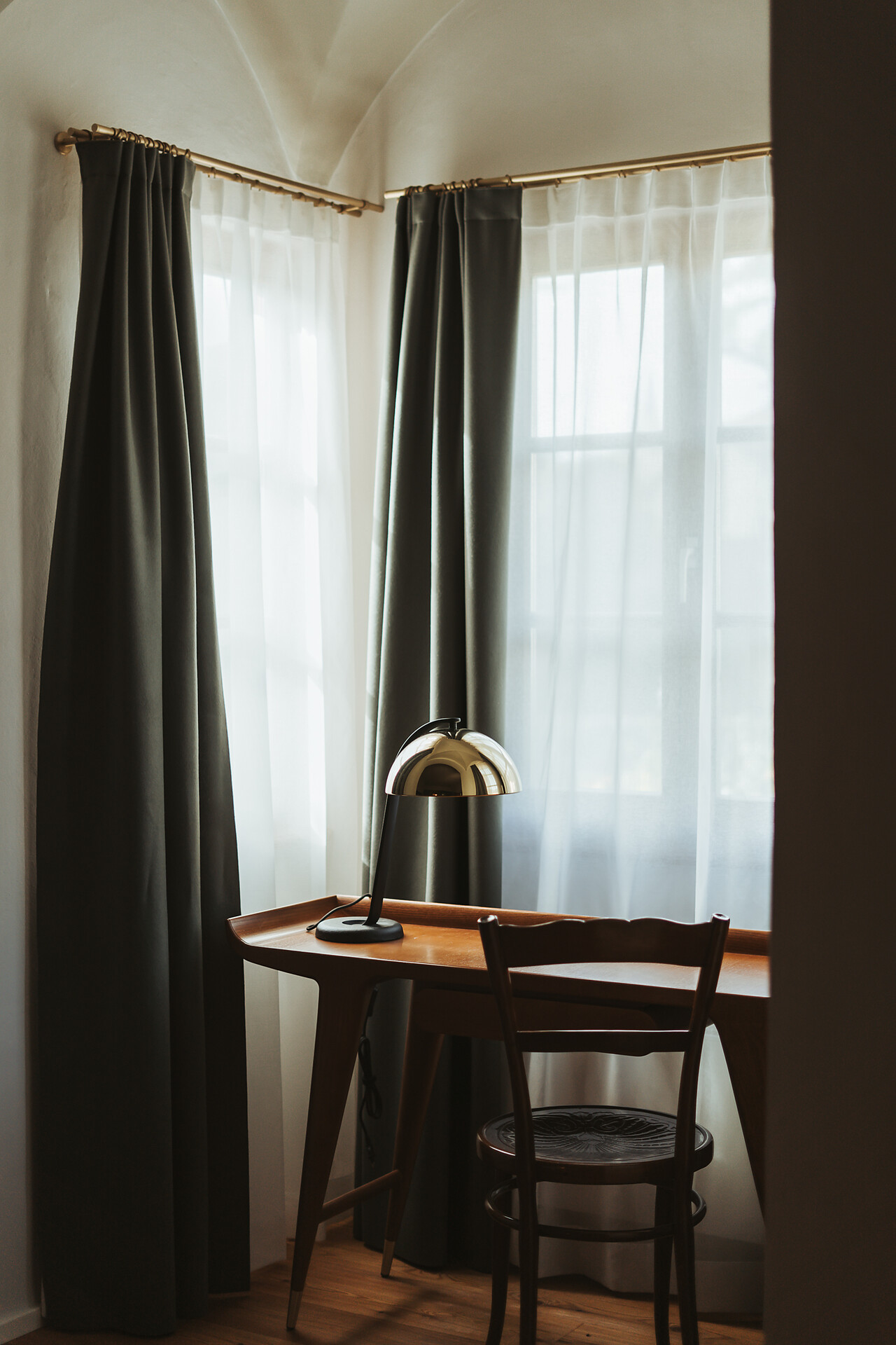 Double room 8 1st floor desk