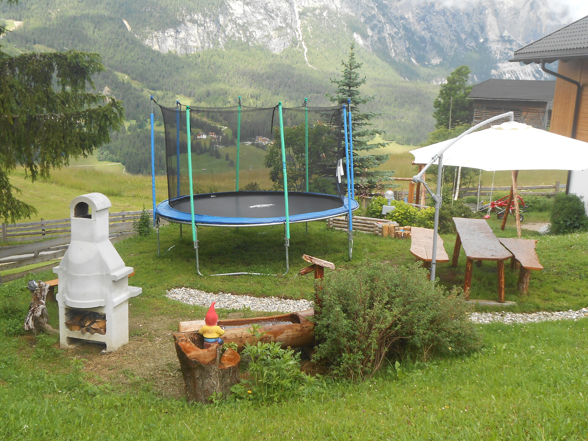 Garten mit Grill und Spiele