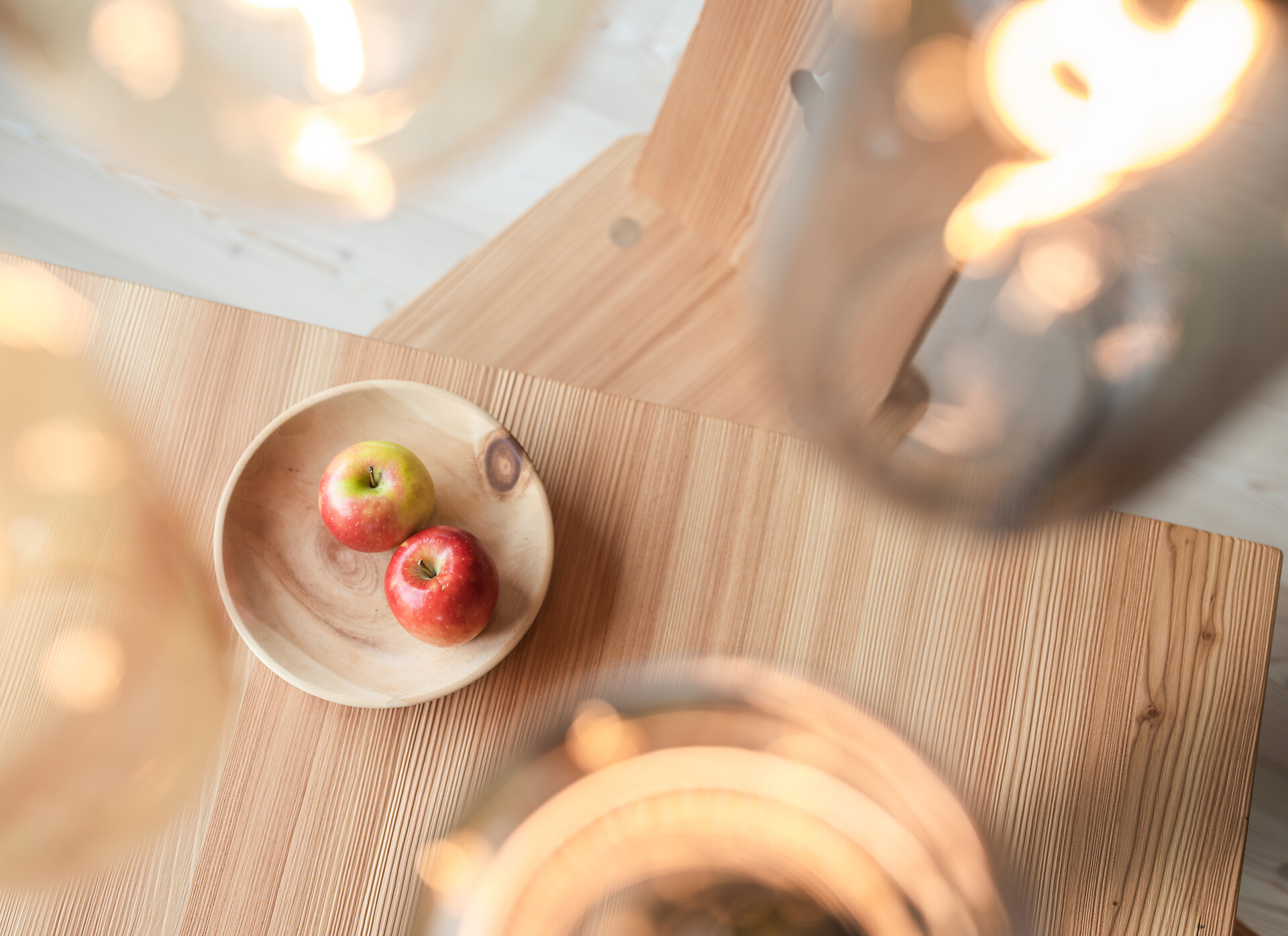detail dining table