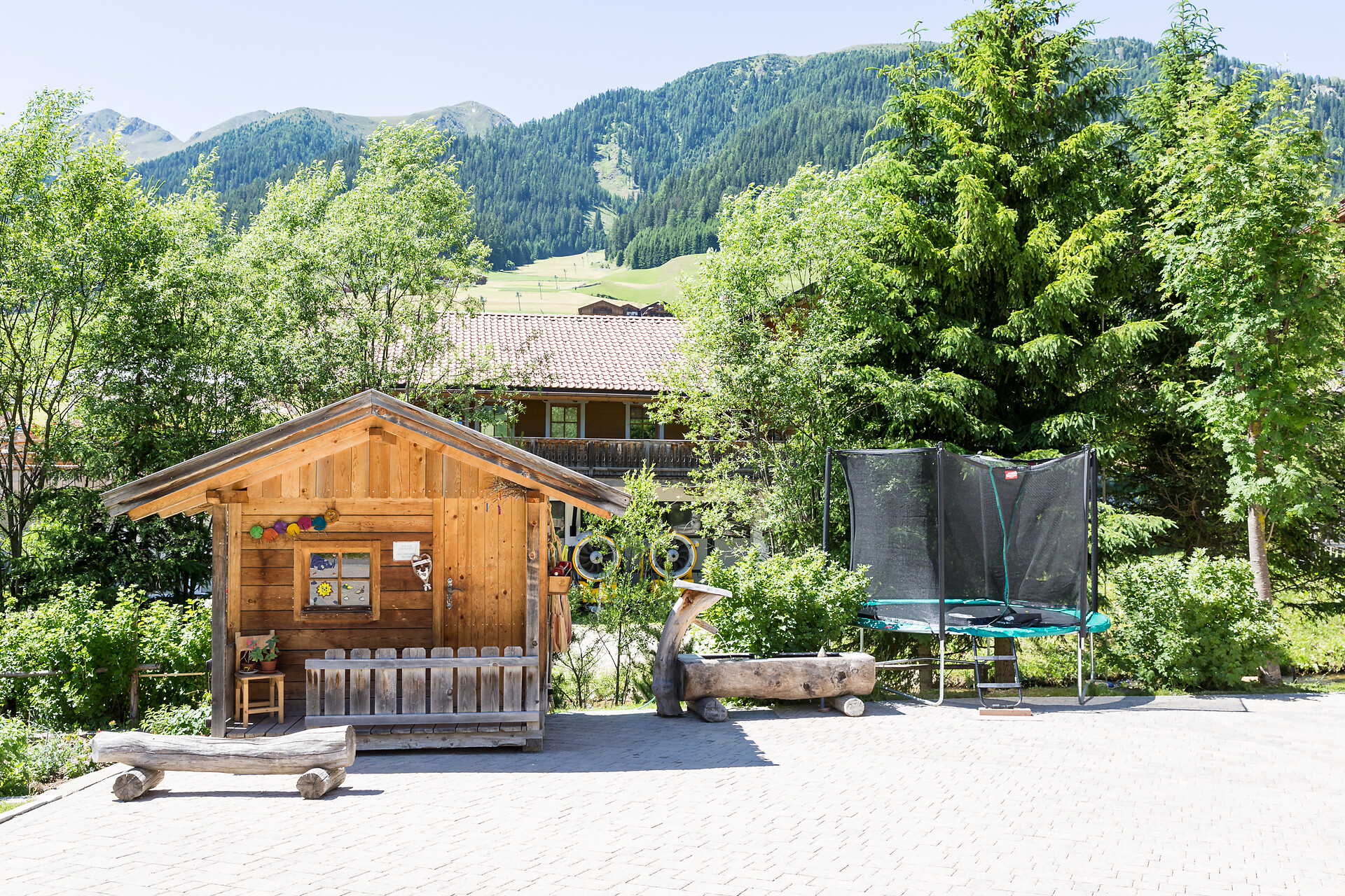 Spielhaus und Trampolin