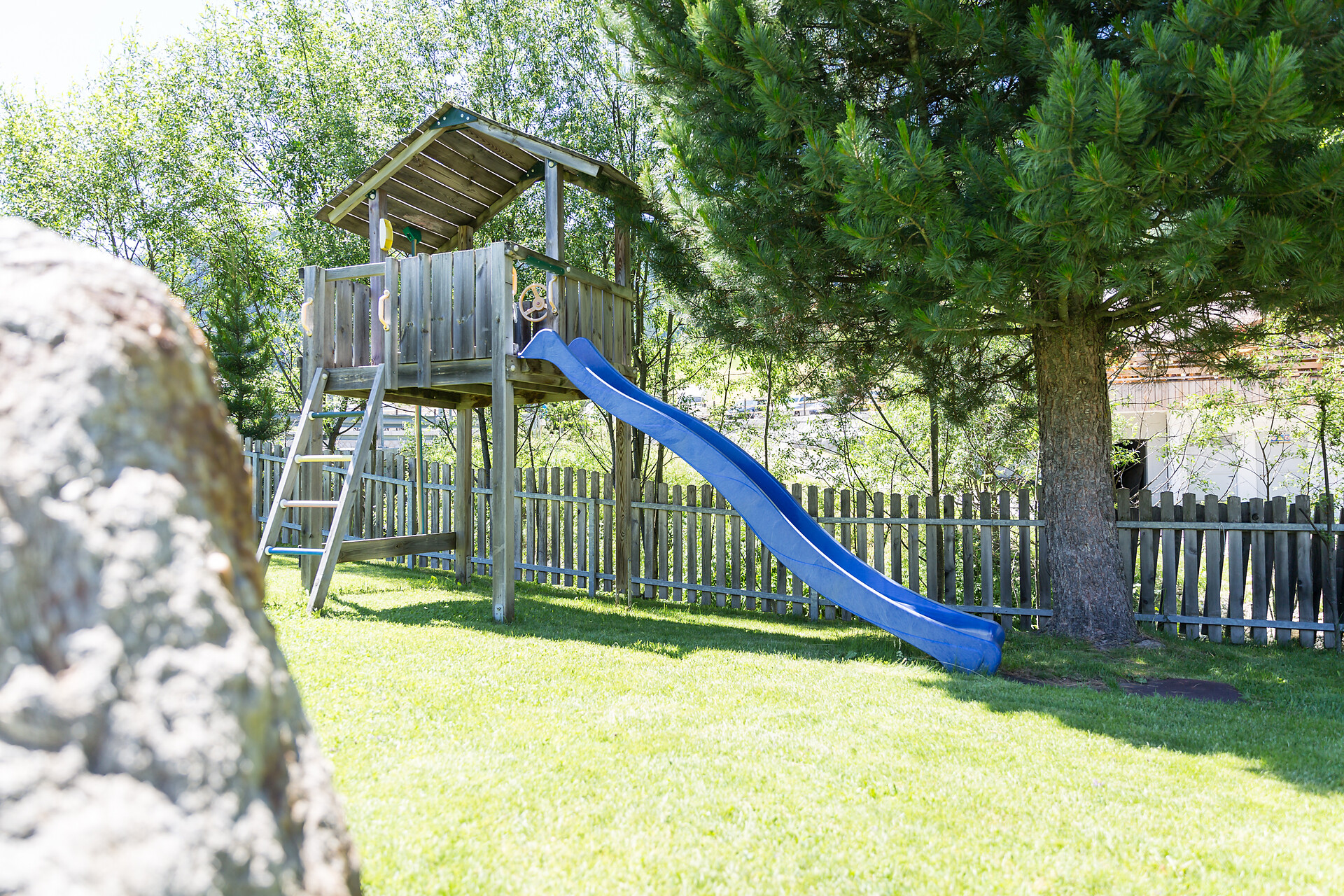 Garten mit Rutsche