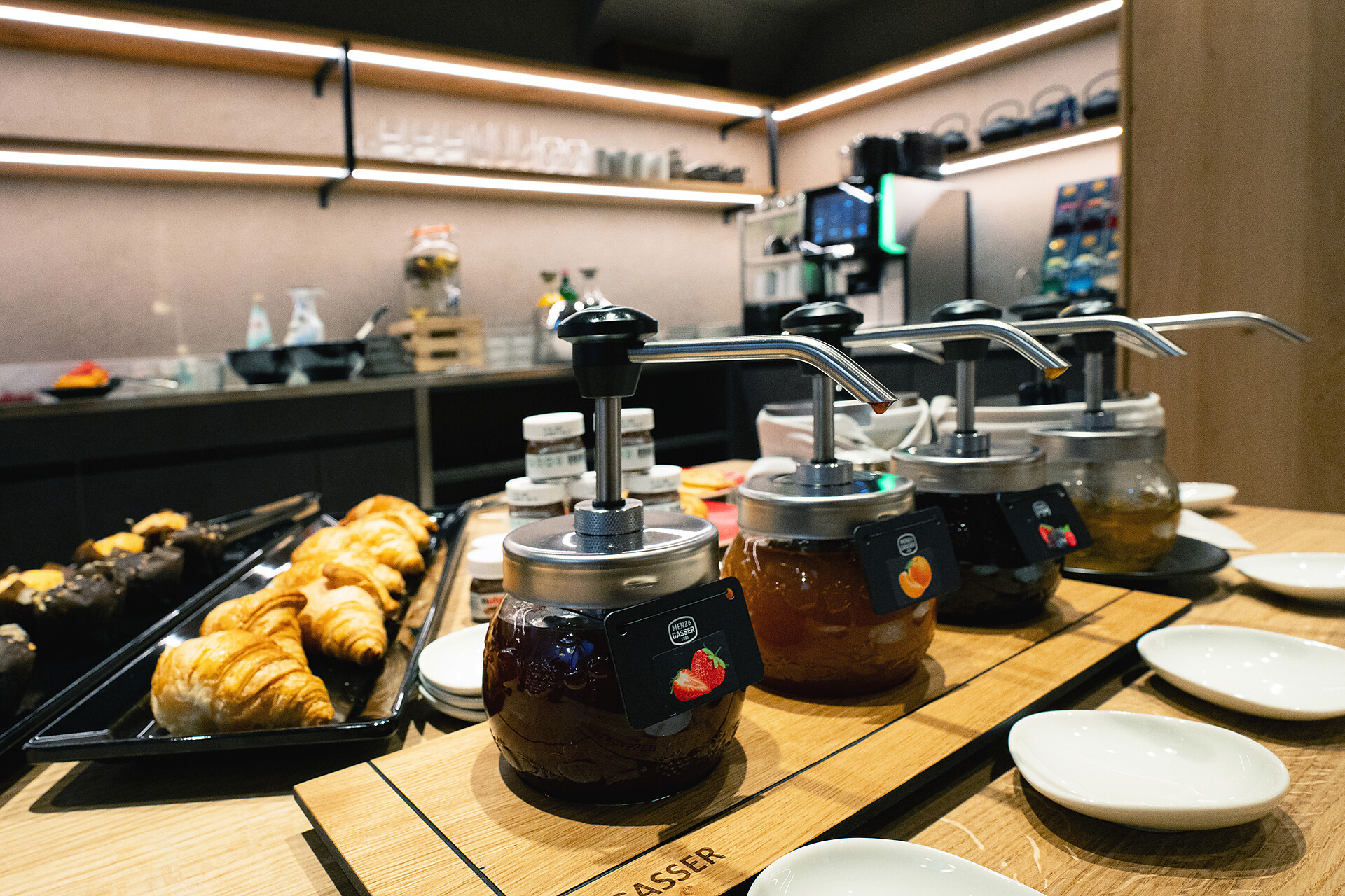 Reichhaltiges Frühstücksbuffet mit regionalen Produkten