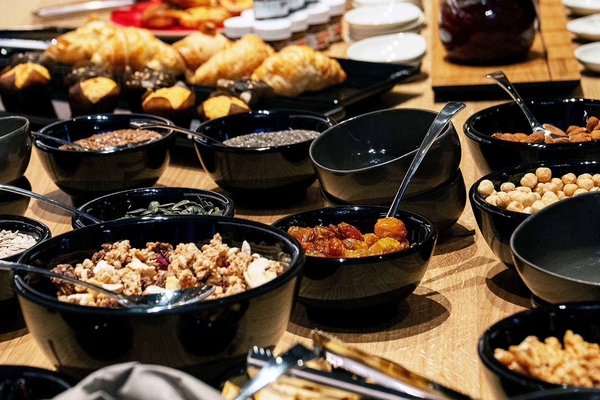 Reichhaltiges Frühstücksbuffet mit regionalen Produkten