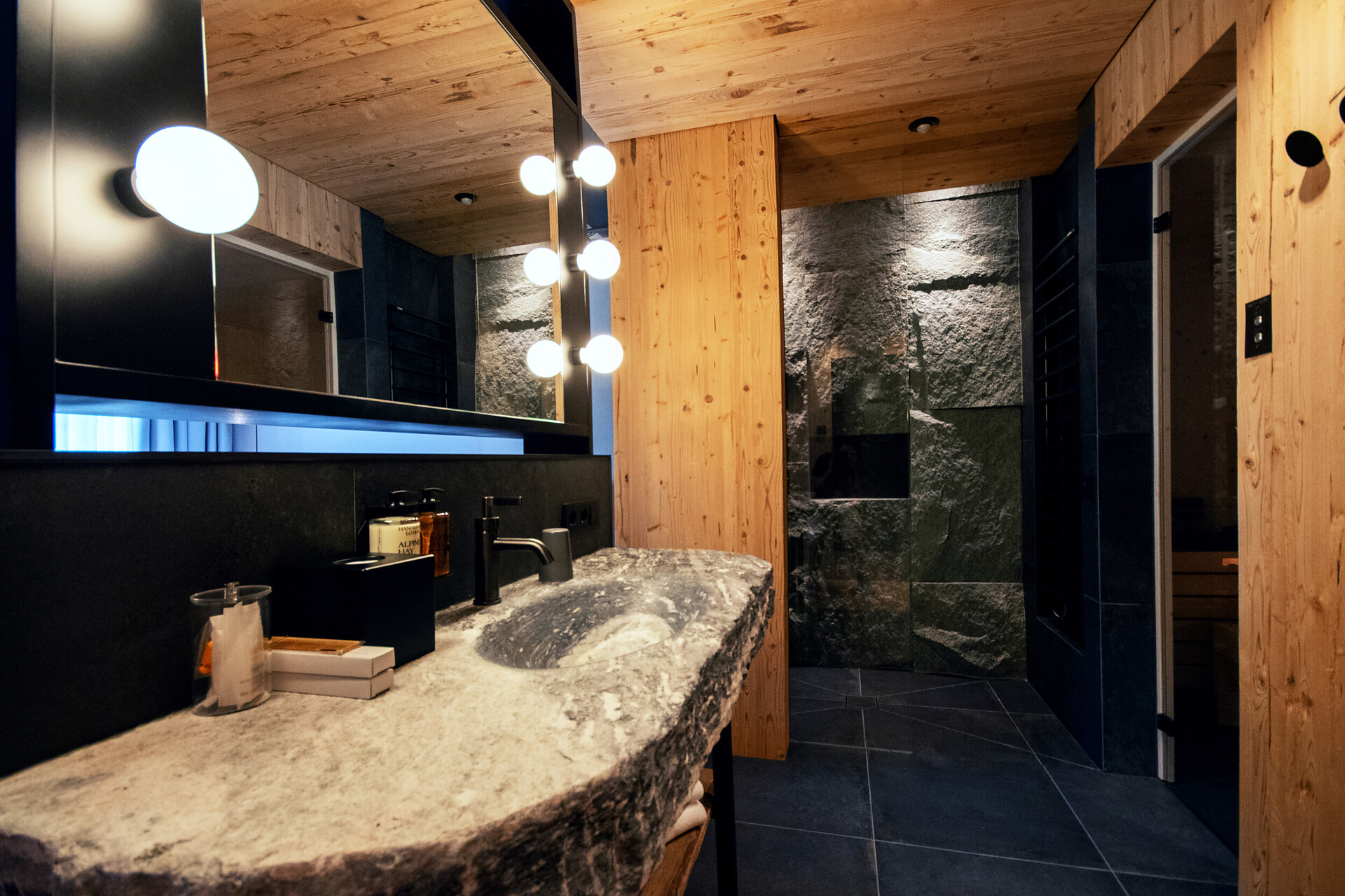 Comfort Retreat bathroom