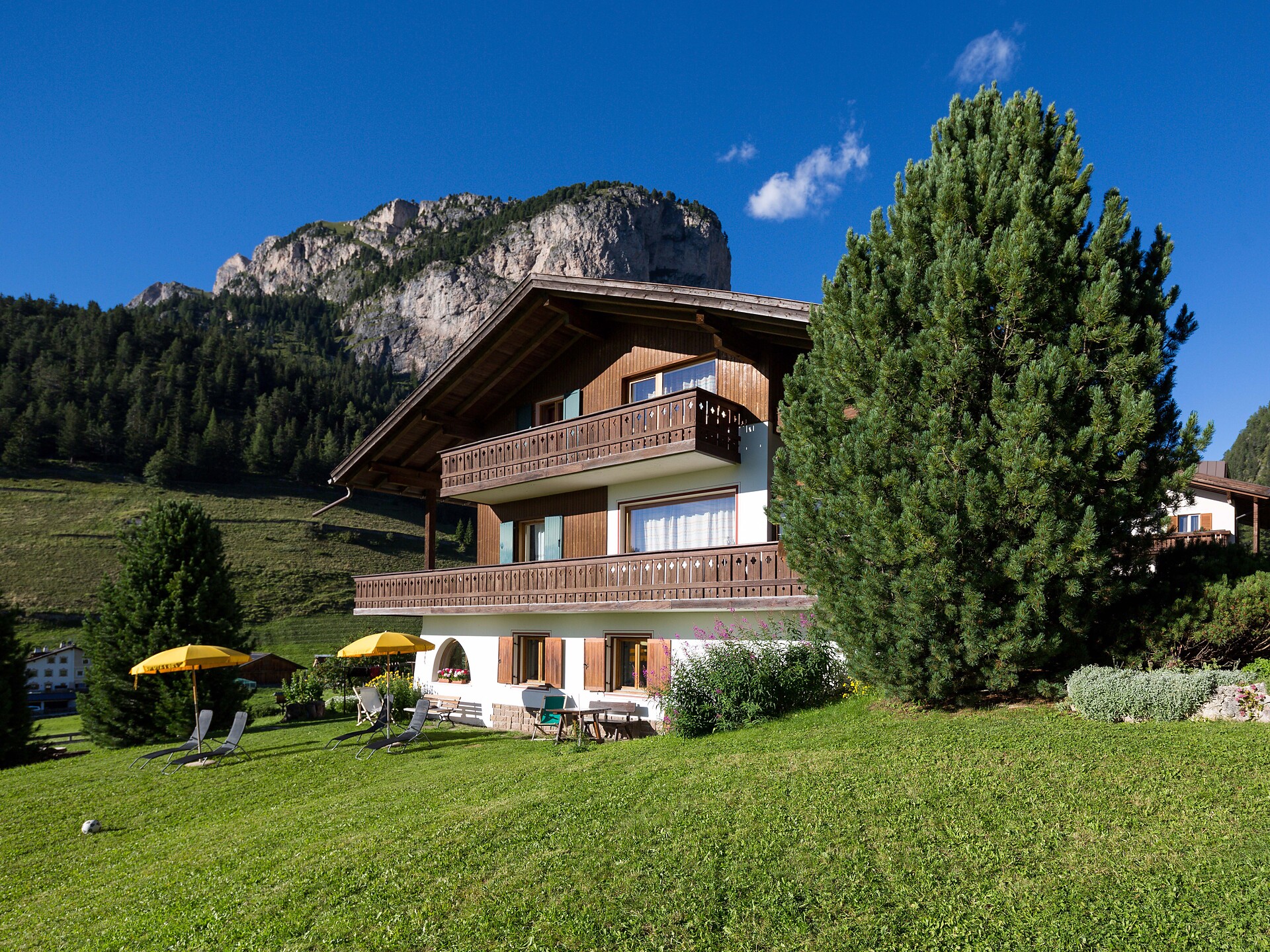Very beautiful, quiet position at the end of the valley surrounded by a tipical alpine landscape