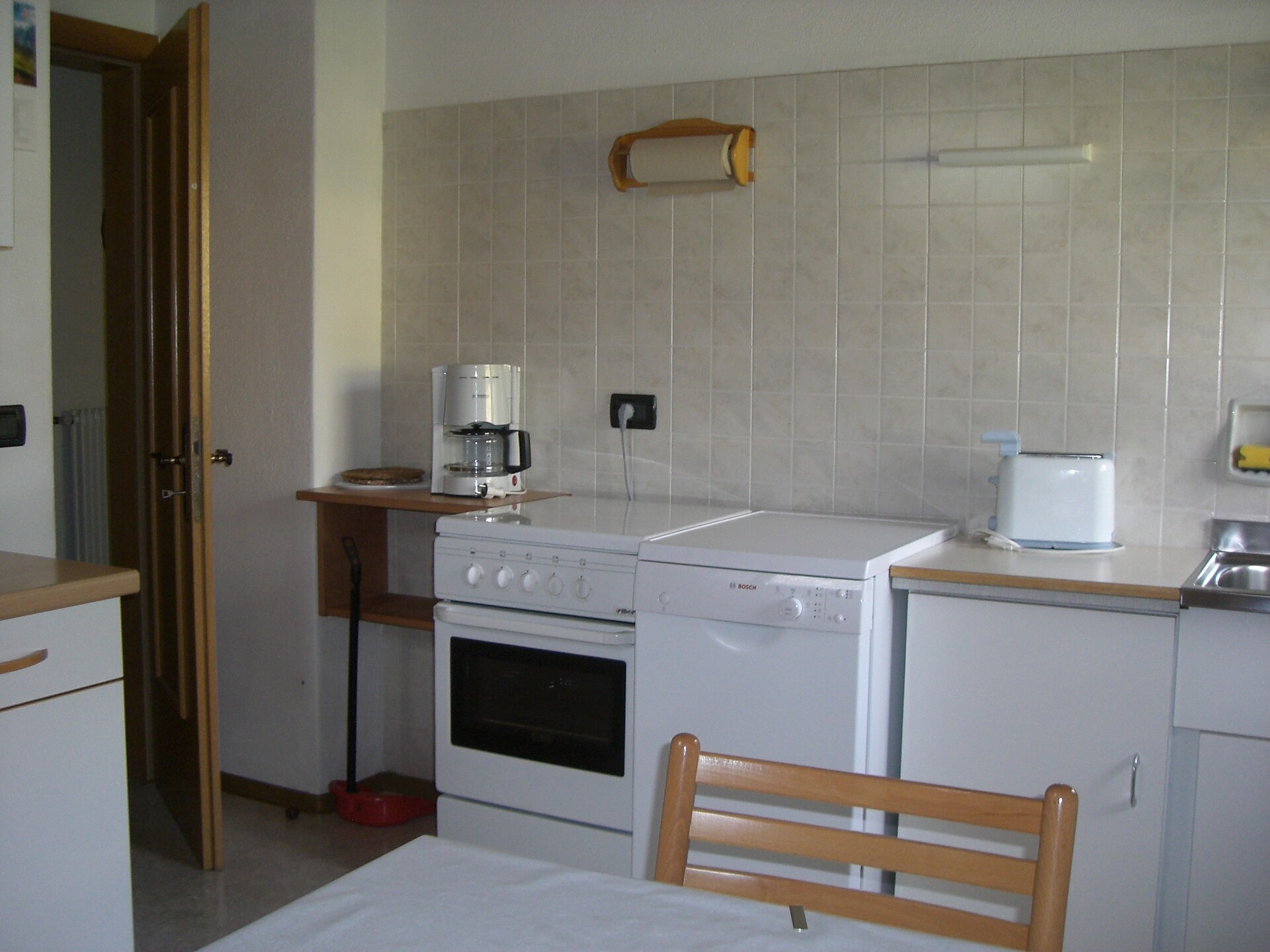 Küche Wohnung mit Balkon