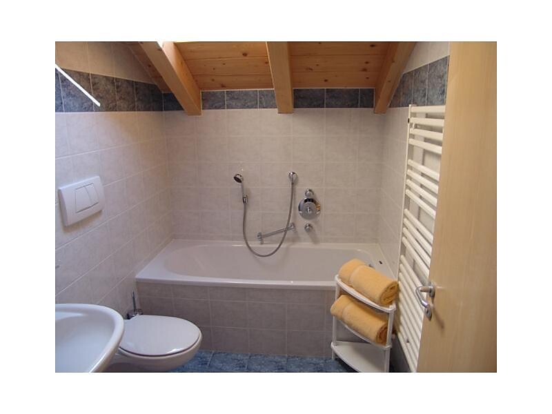 Bad entweder mit Badewanne oder Dusche