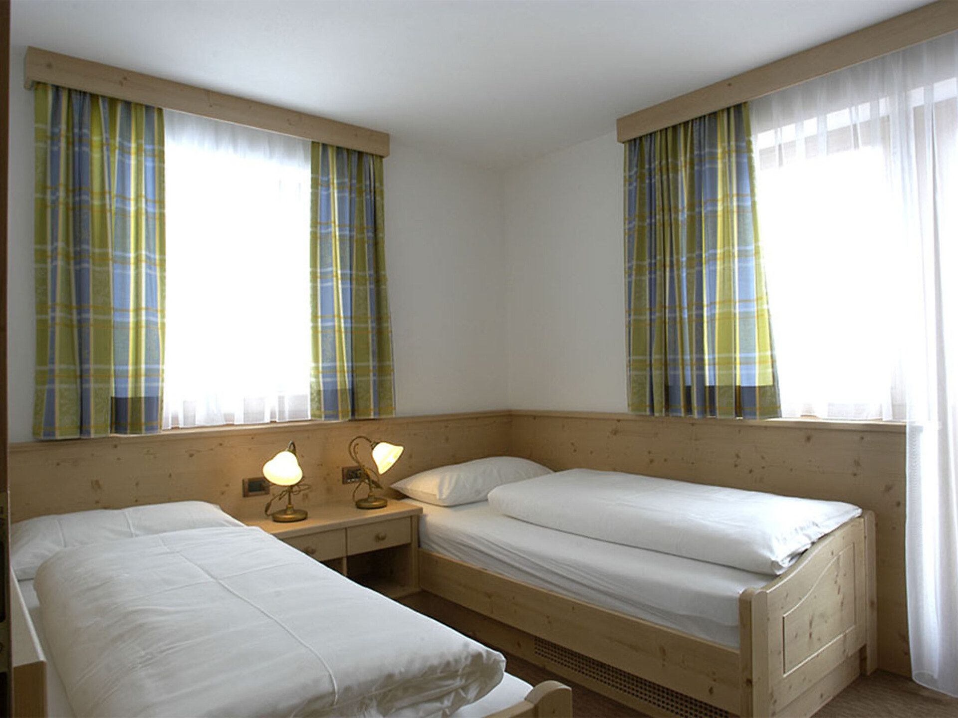 twin bed room