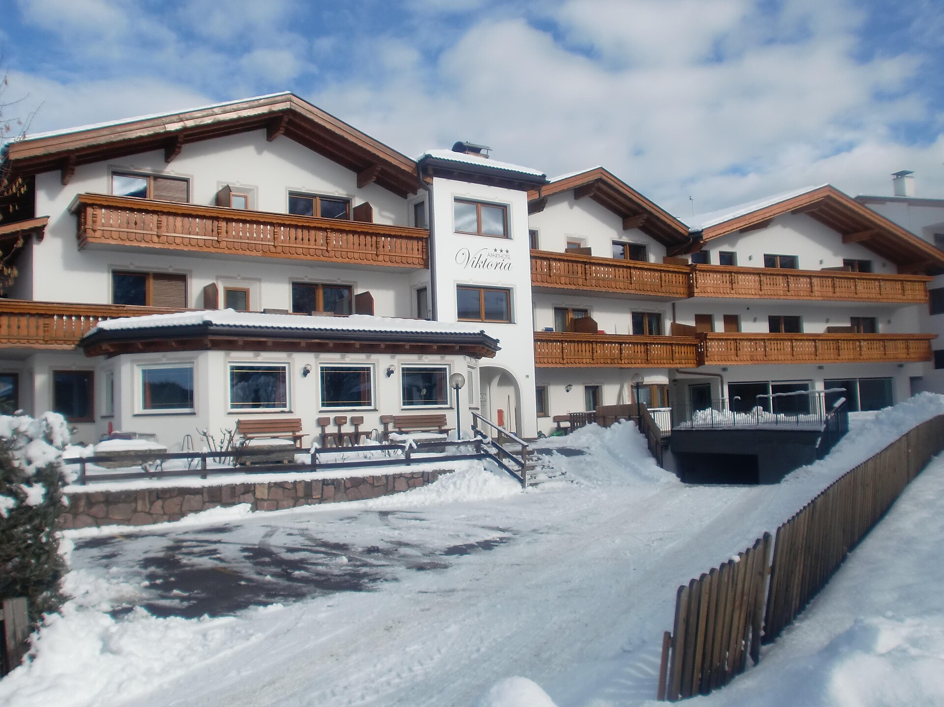Aparthotel Viktoria Castelrotto Alpe di Siusi Dolomiti vista esterna inverno