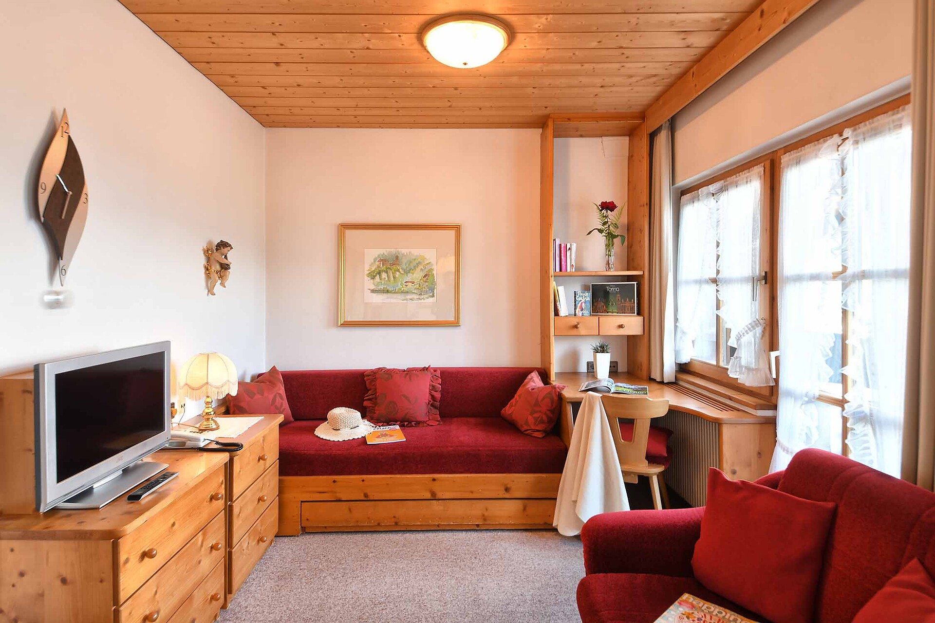 Living room with sitting area, with couch and extra bed for 3rd person
