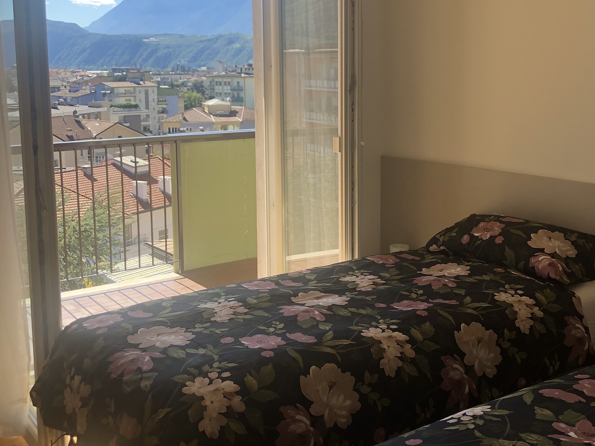 Schlafzimmer mit Doppelbett oder zwei Einzelbetten