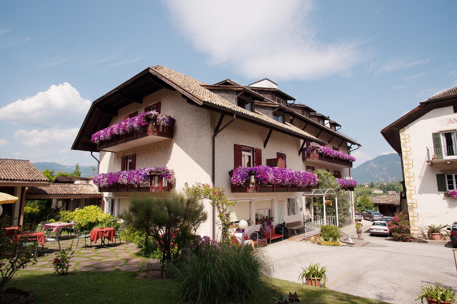 Angerburg Blumenhotel Eppan an der Weinstraße 5 suedtirol.info