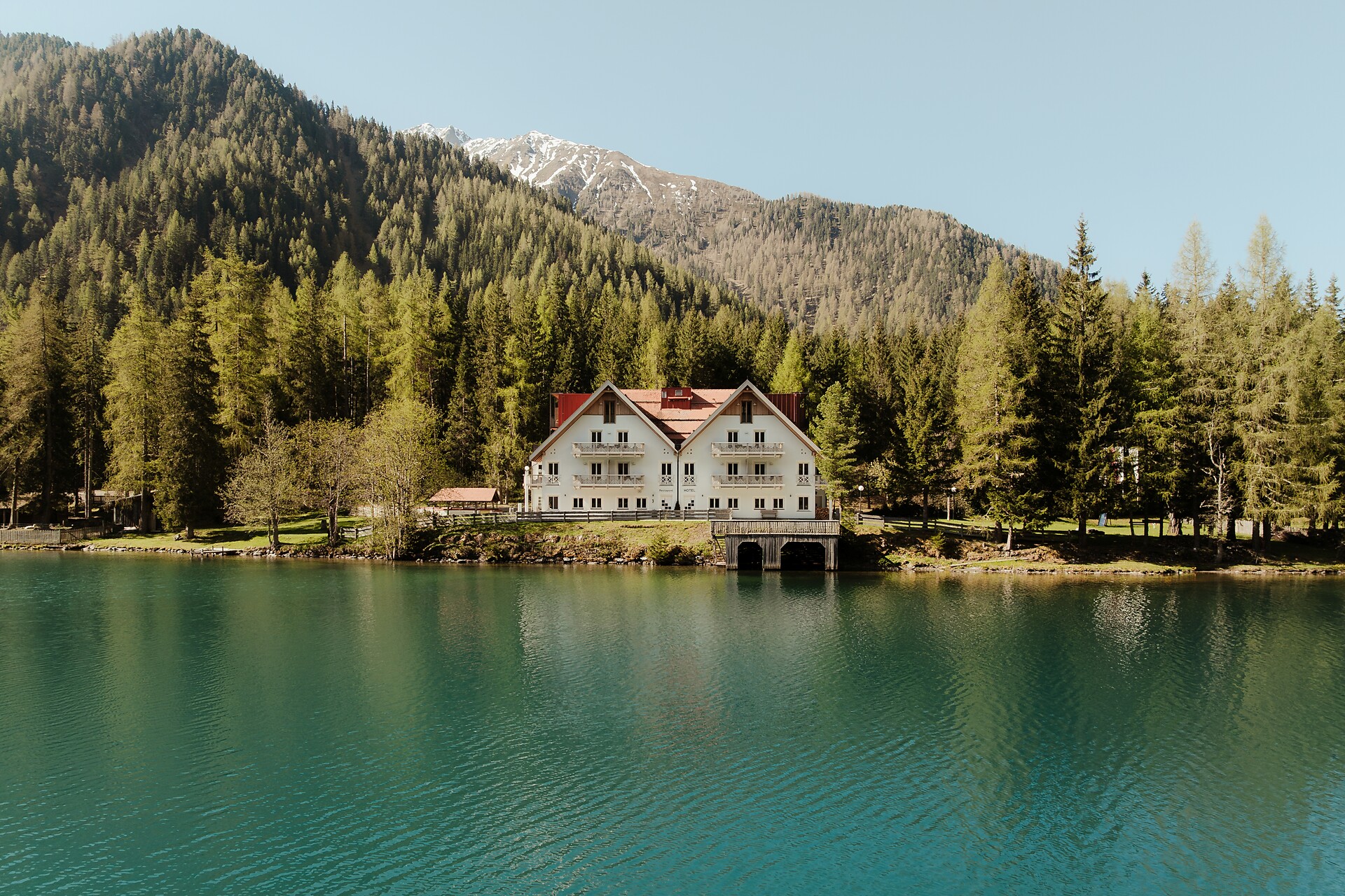Antholzer Widsee Haus mit Roter Wand
