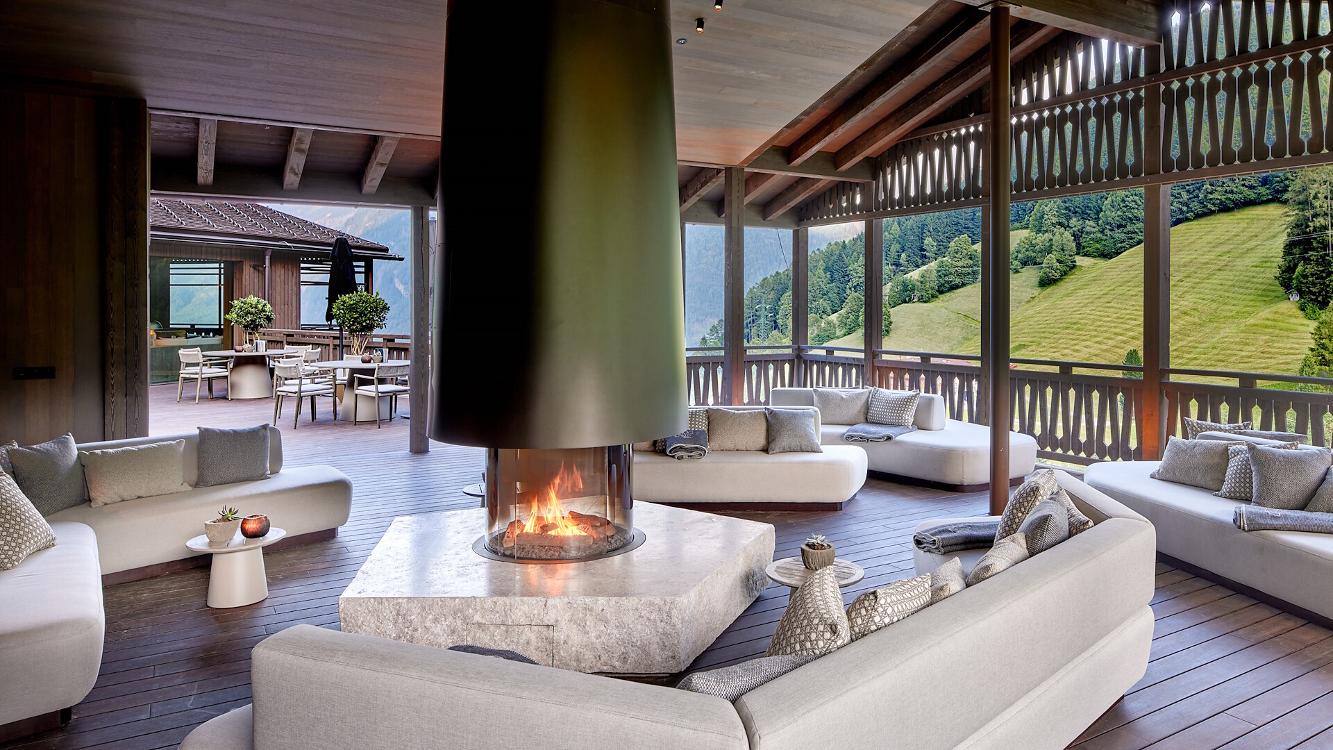 Bar & Lounge