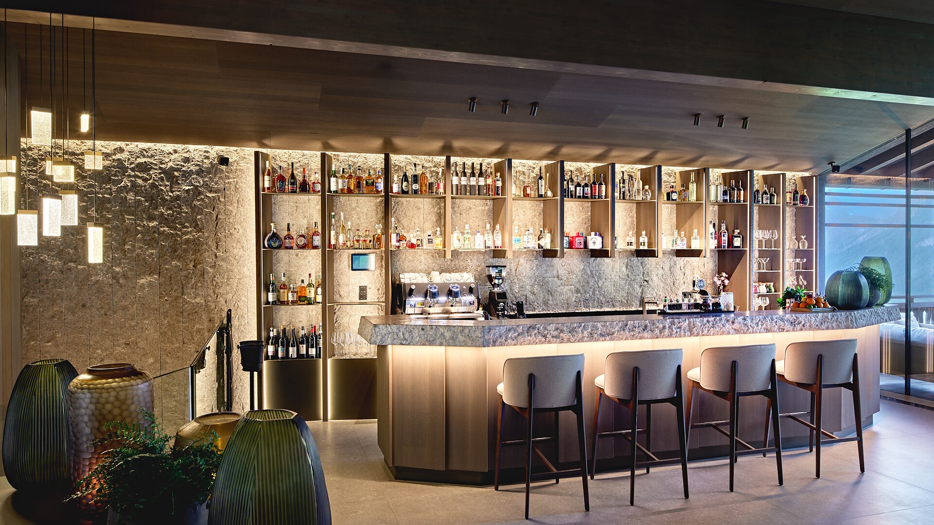 Bar & Lounge
