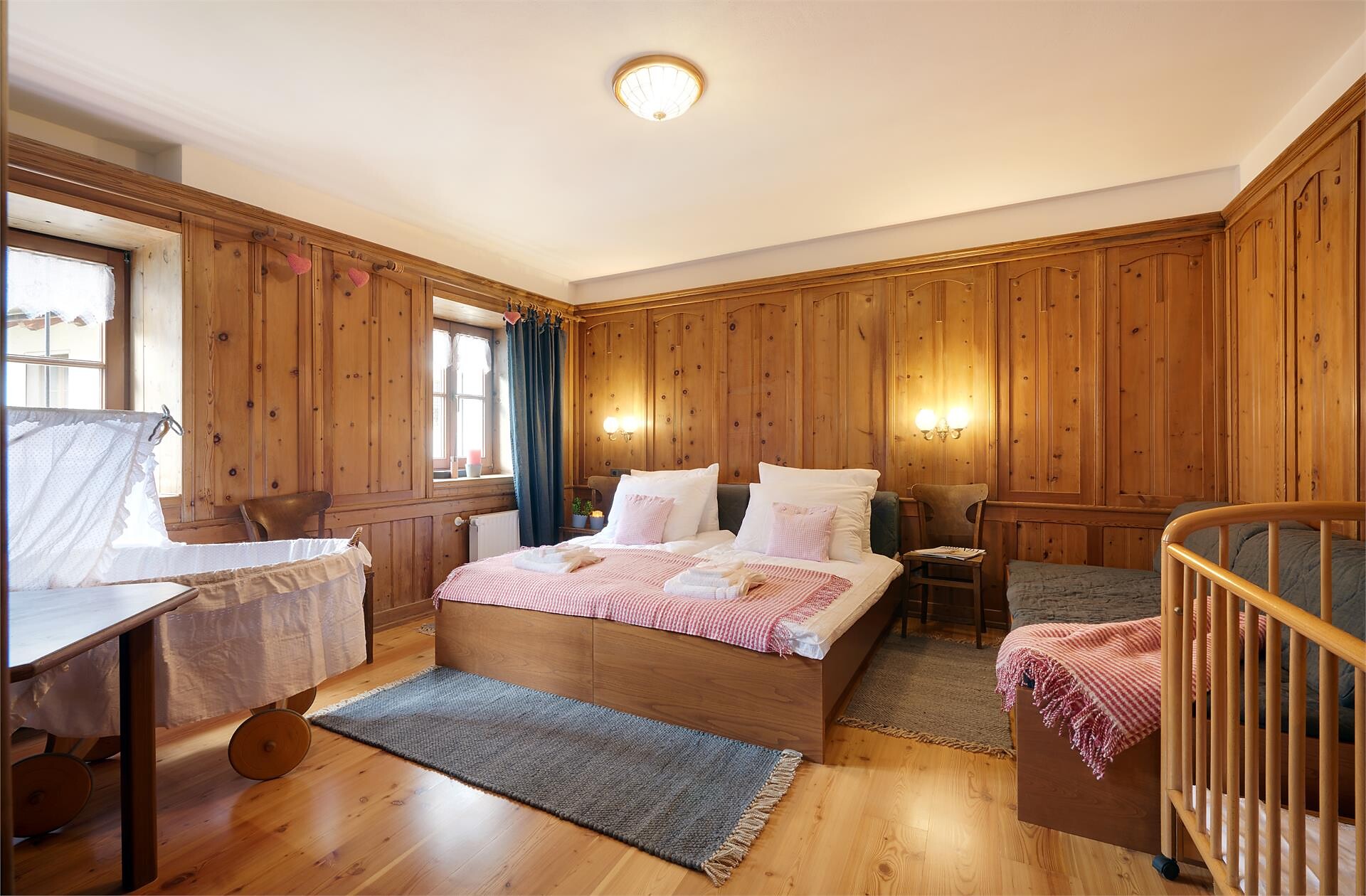 Stanza tripla con culla e letto con le sponde