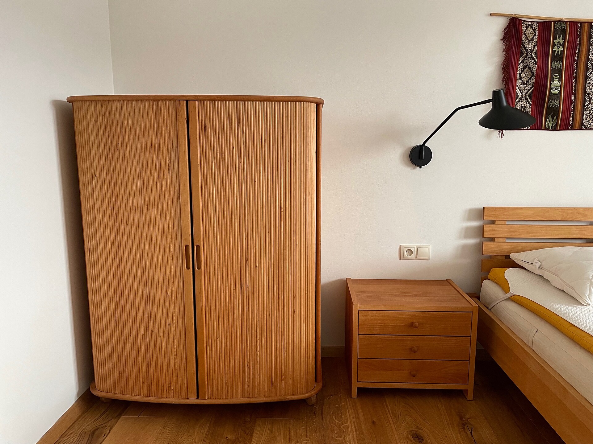 Armadio in legno massiccio