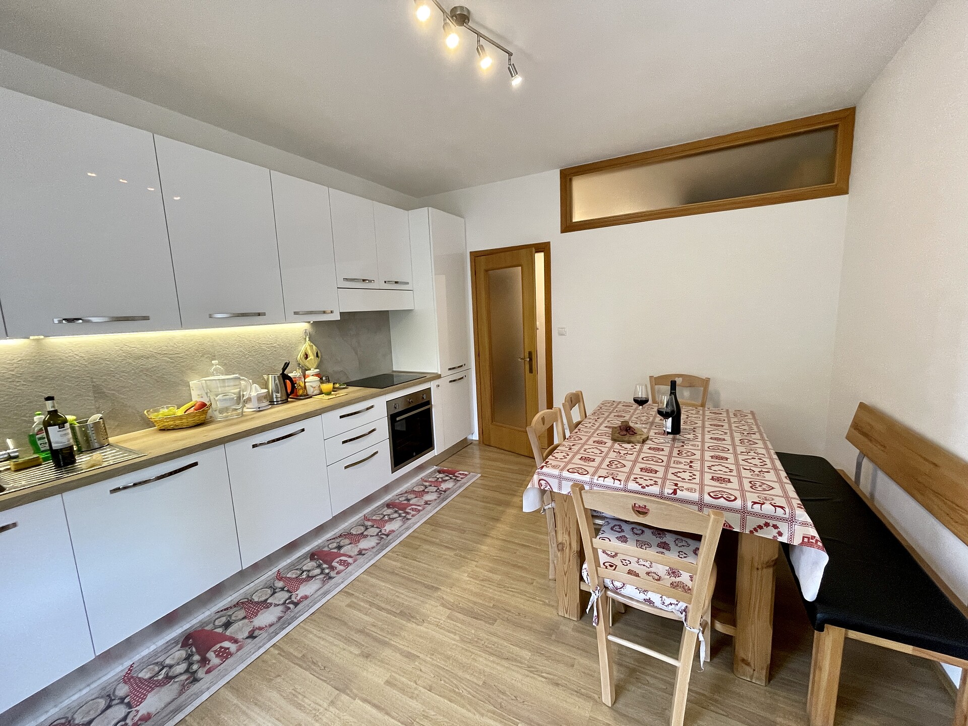 Apartment Weisswand