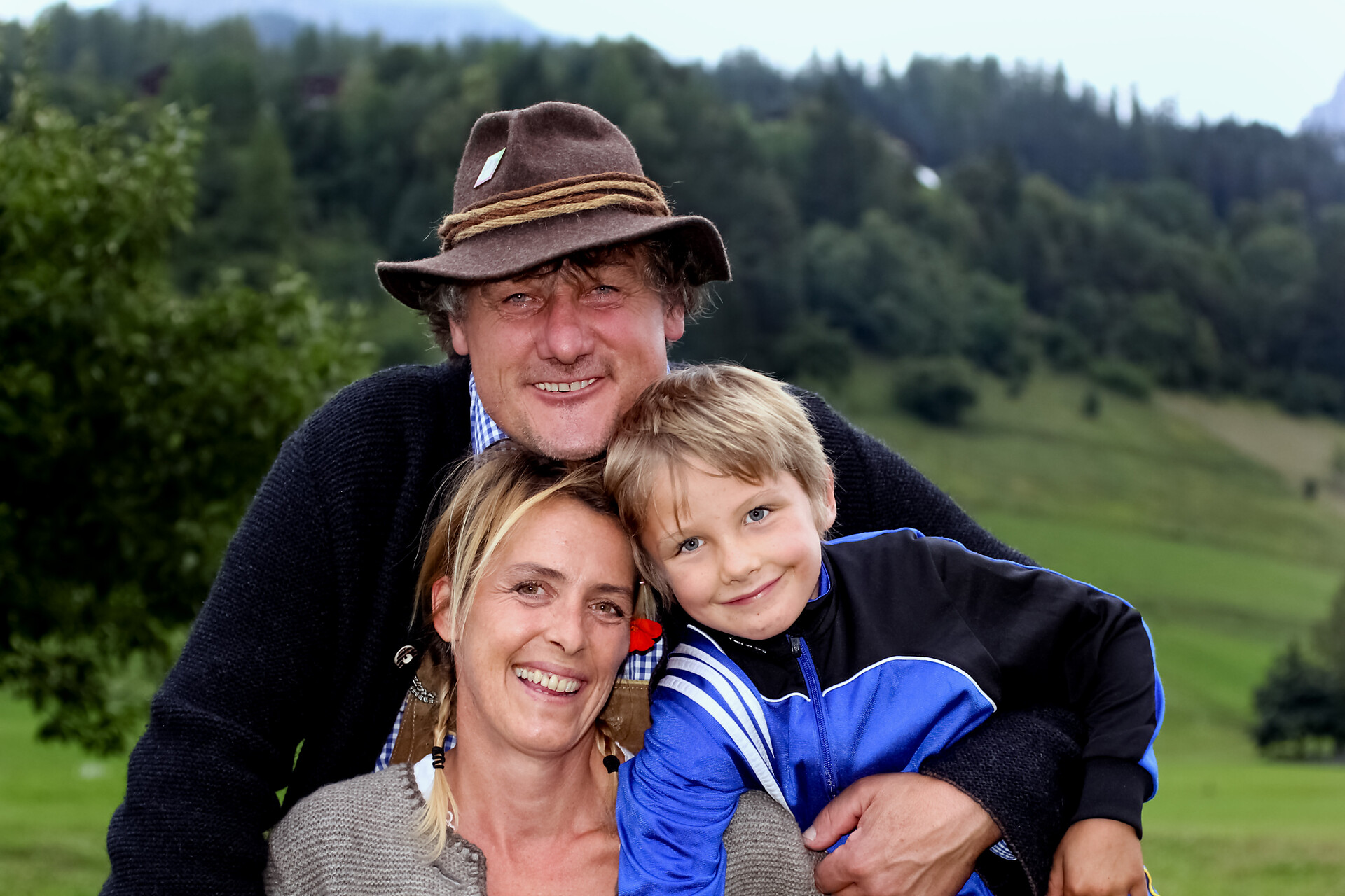 3/5 unserer Familie... Andi und Hund sind meist beim Spielen