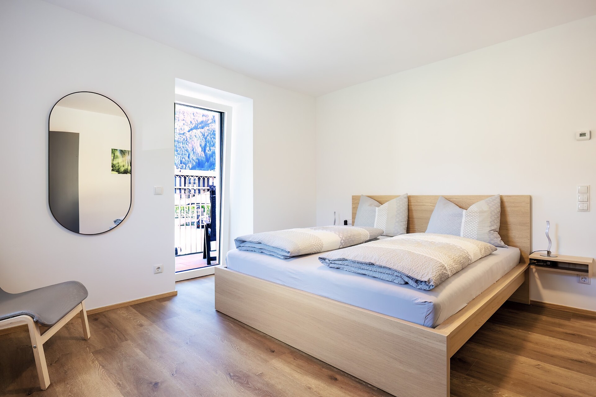 Double room with balcony and window