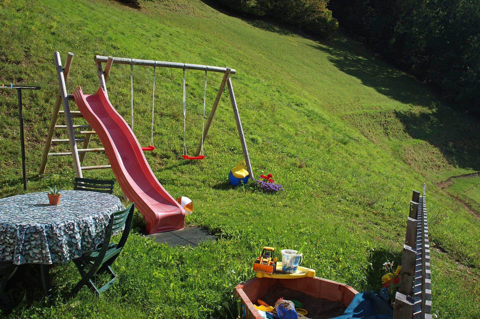 Il parco giochi e i prati
