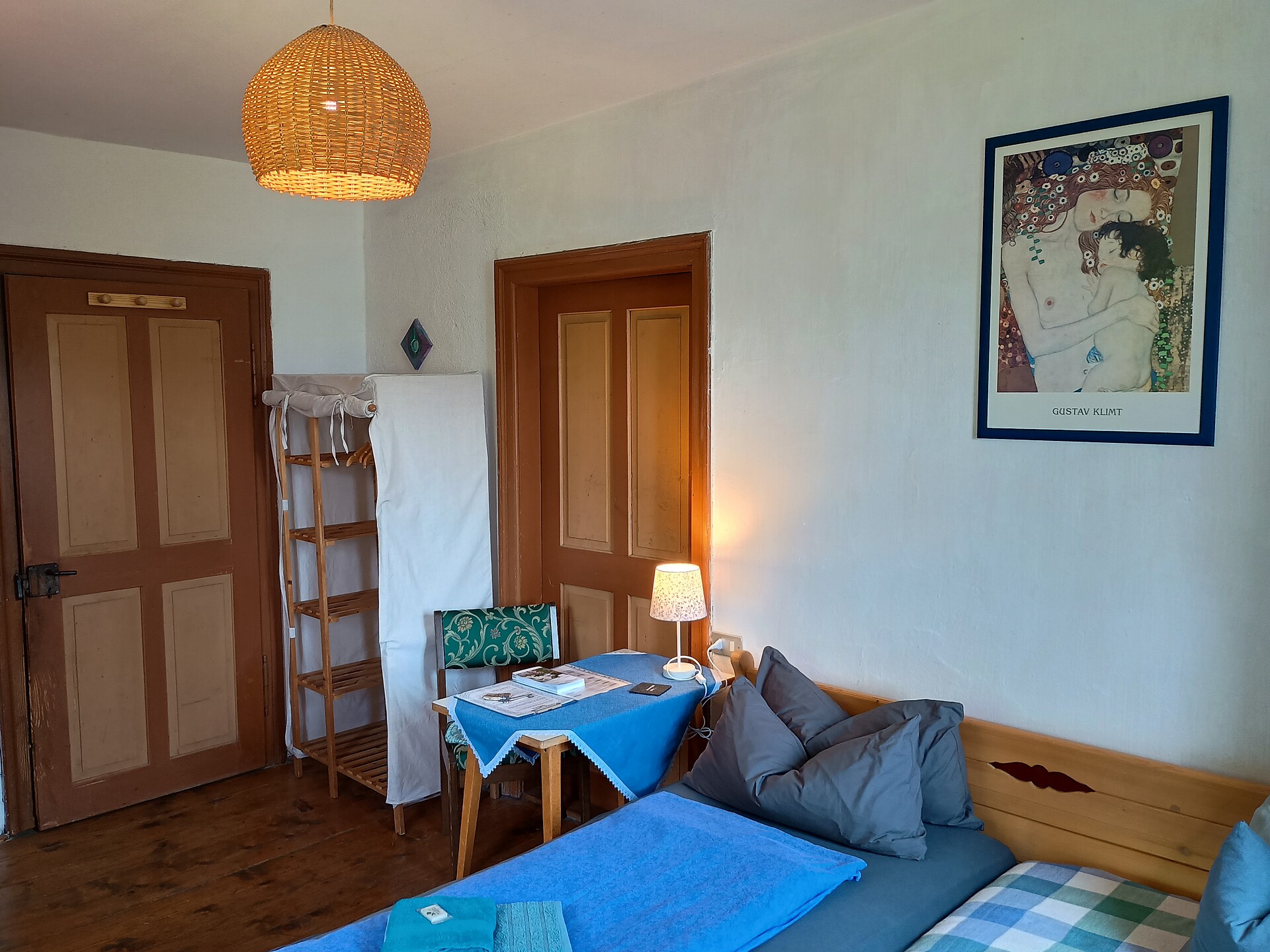 blaues Zimmer: Verbindungstür zum roten Zimmer ist verschlossen.