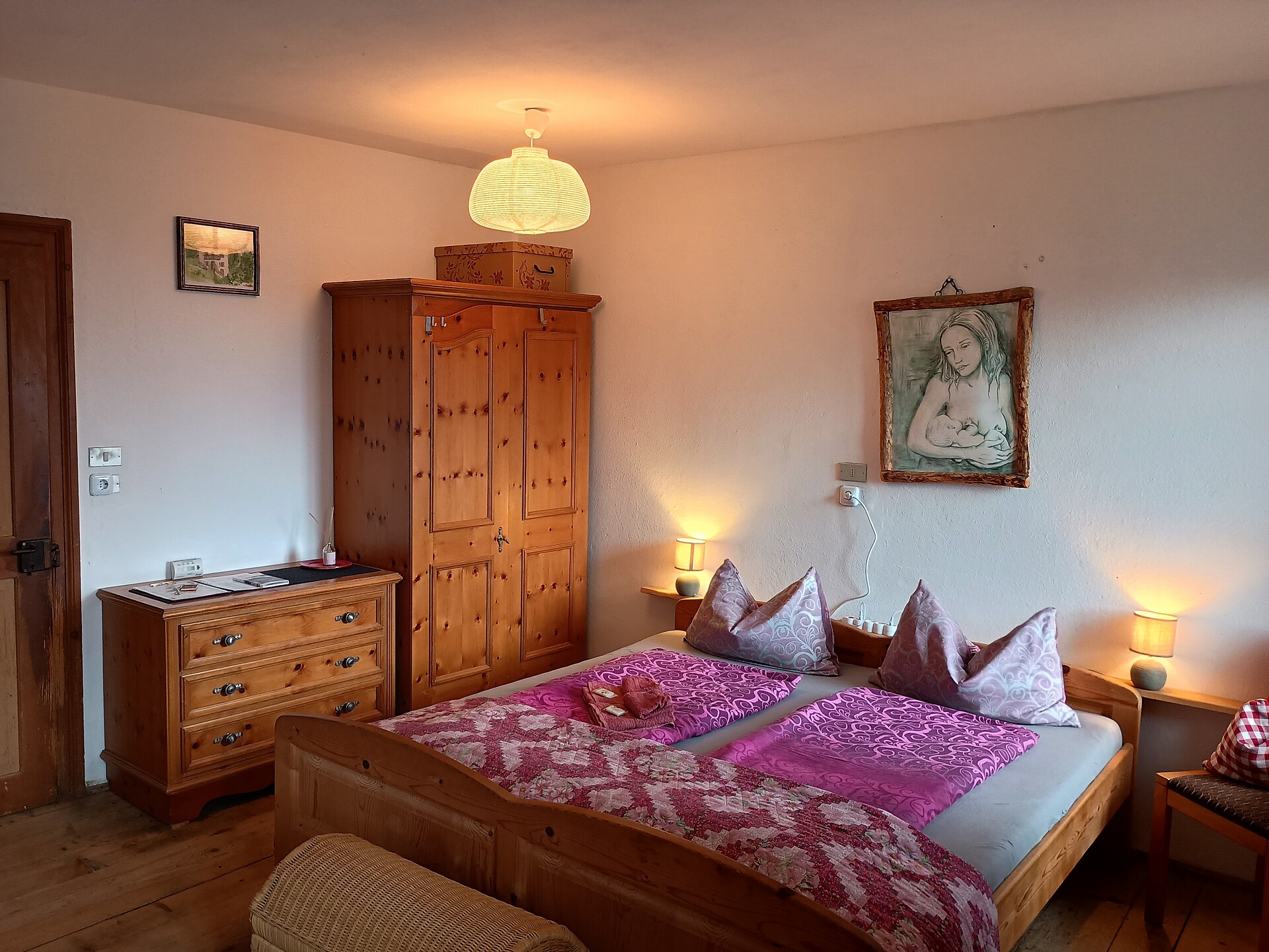 rotes Zimmer:Verbindungstür zum blauen Zimmer ist verschlossen.