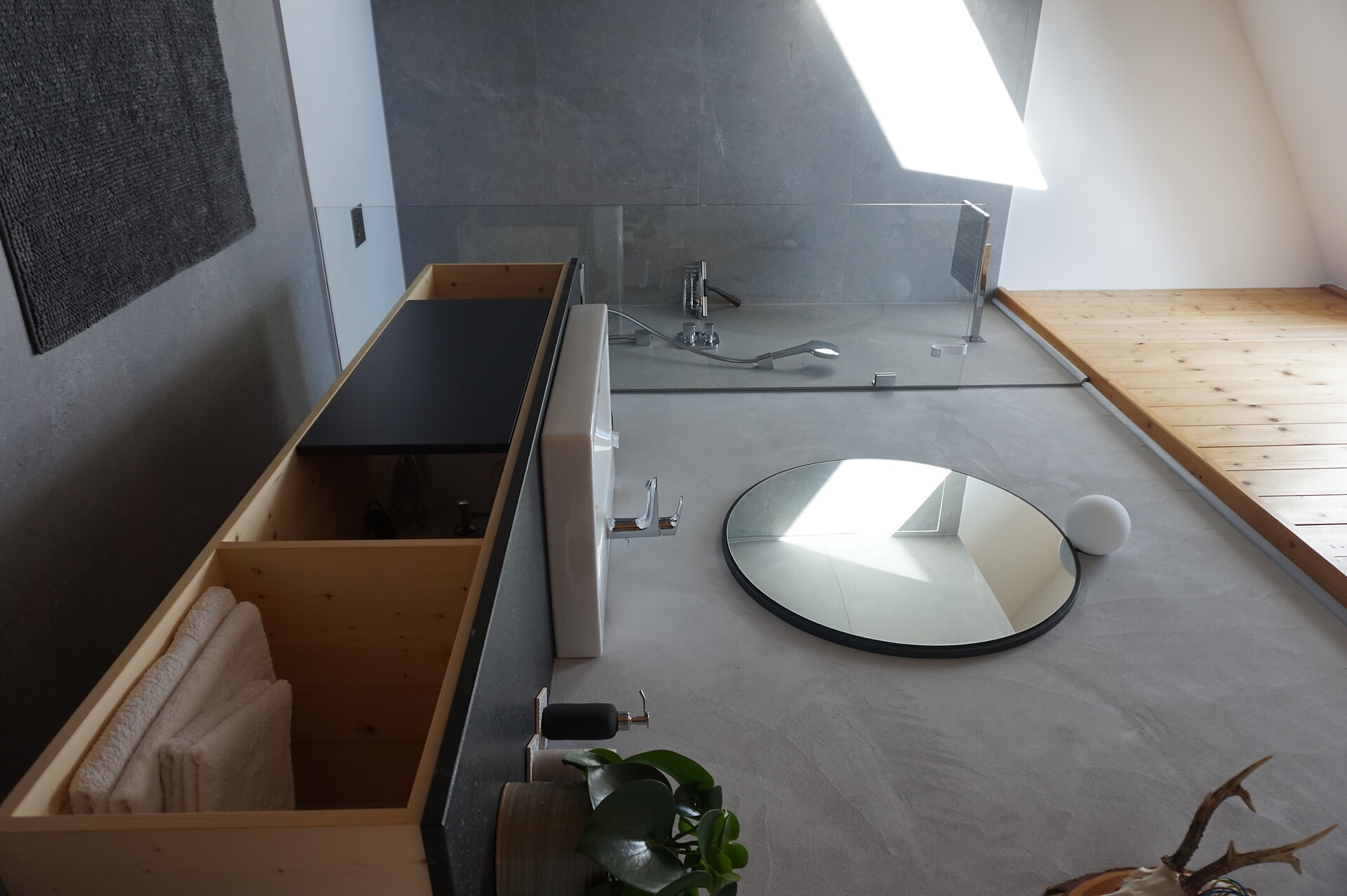 Bagno con doccia, WC, bidet