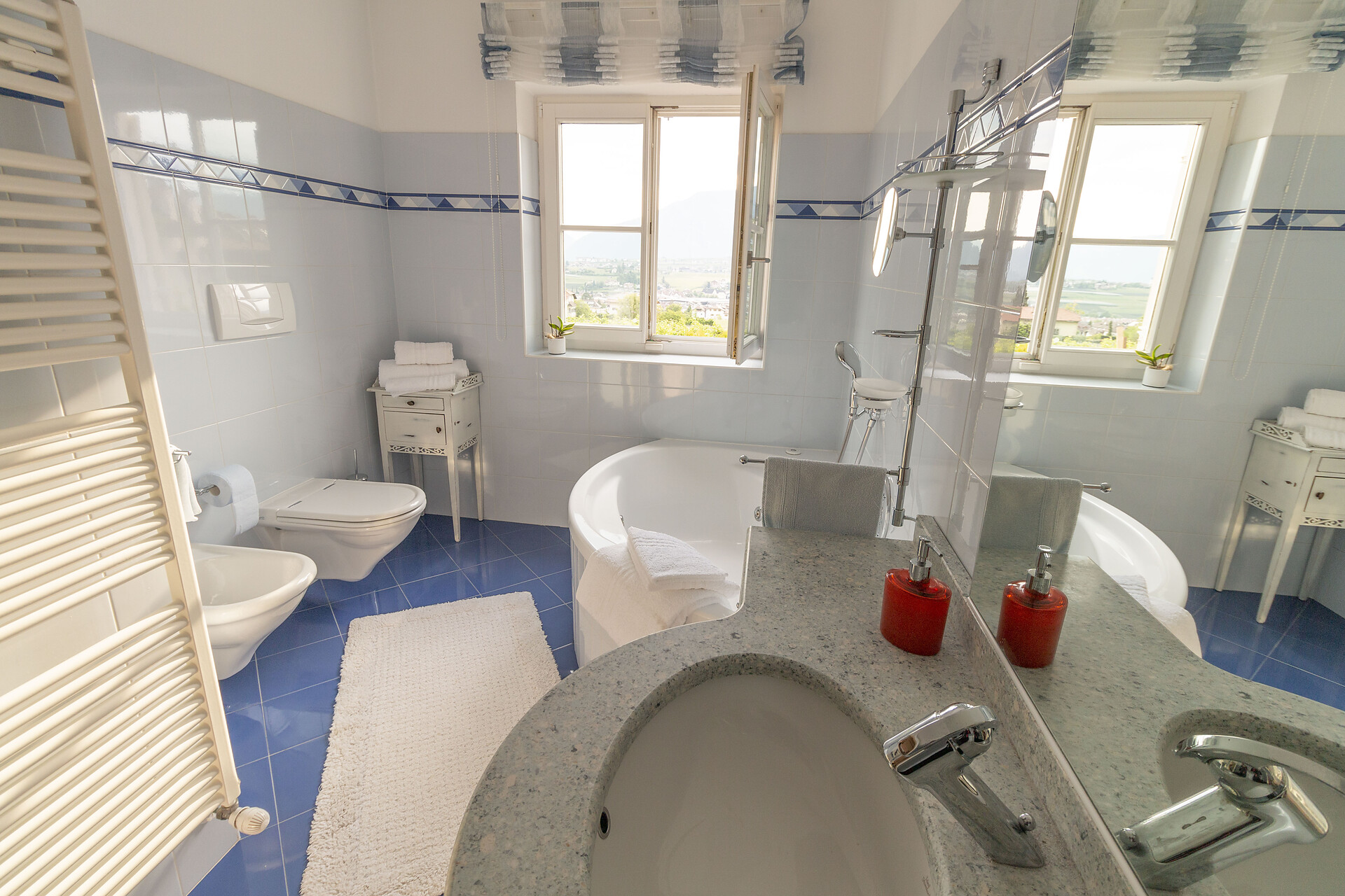 Bagno con bidet e vasca da bagno