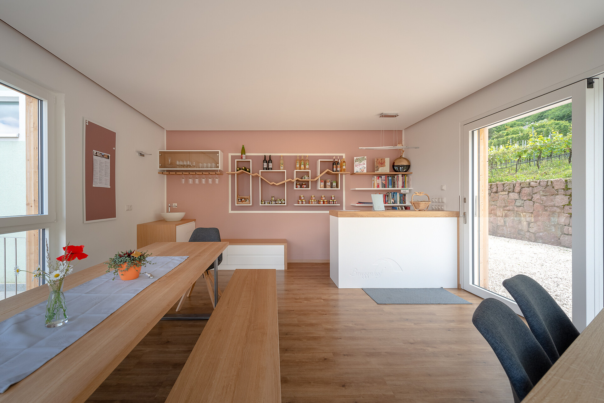 Sala soggiorno con angolo del negozio del maso