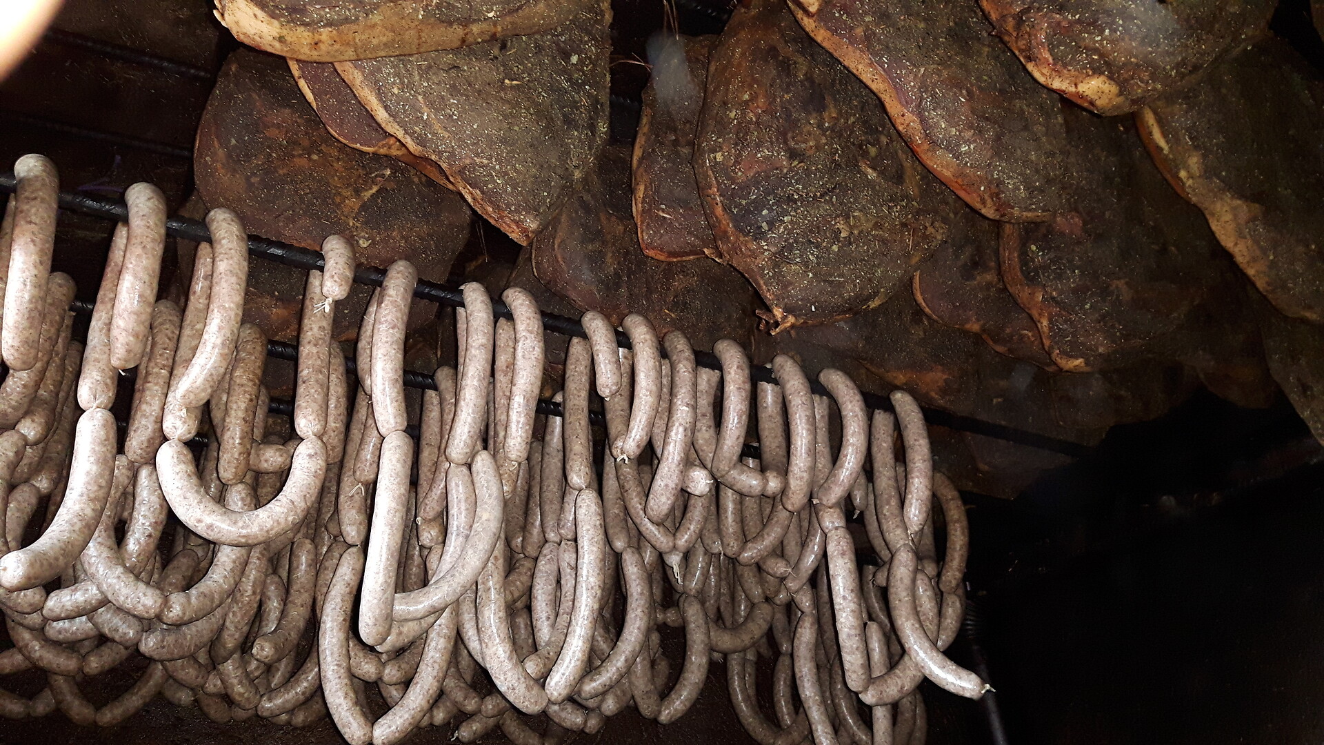 Raucherkammer Speck und Kaminwurzen