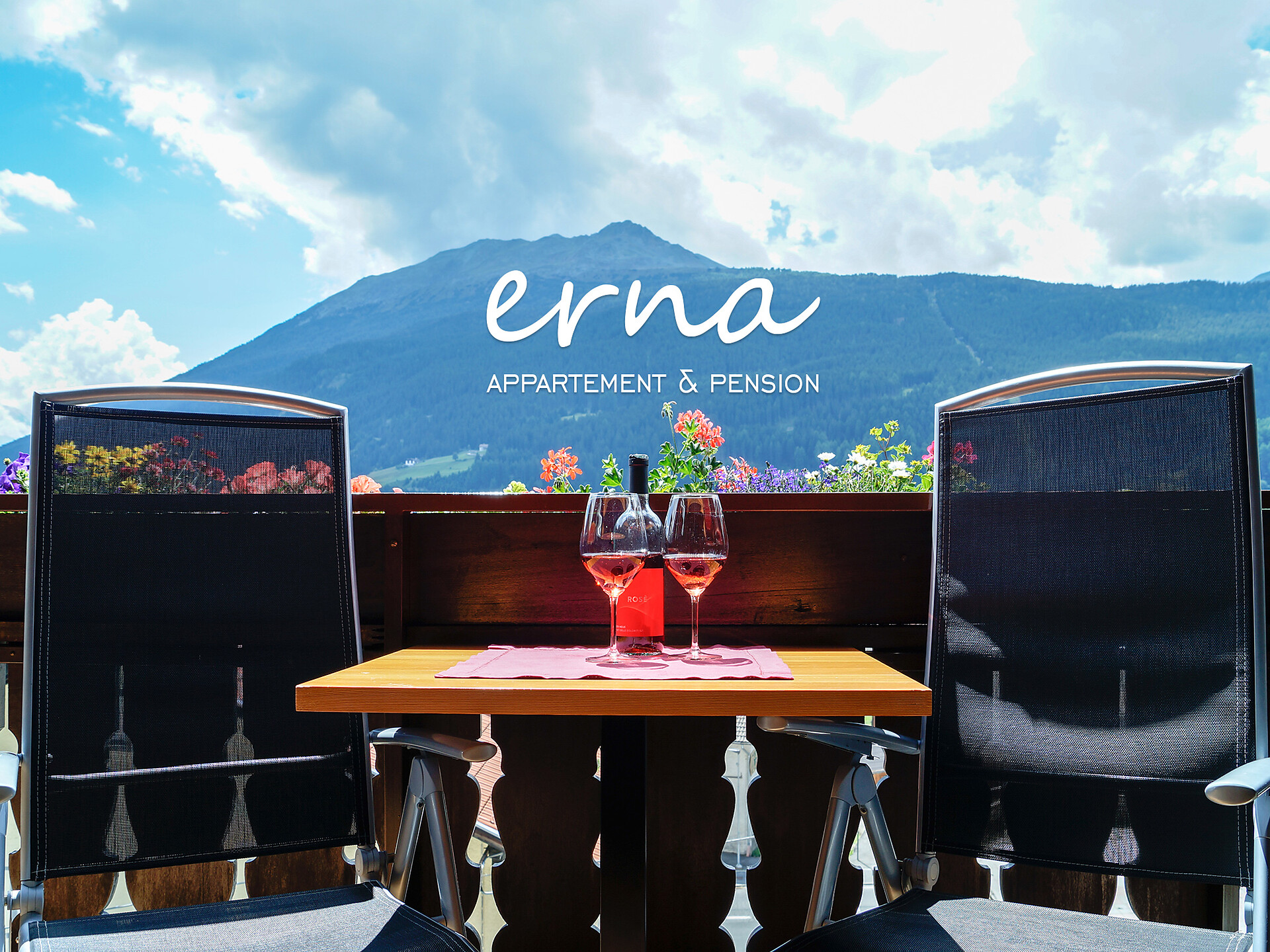 Balkon mit Blick auf die Berge und den See