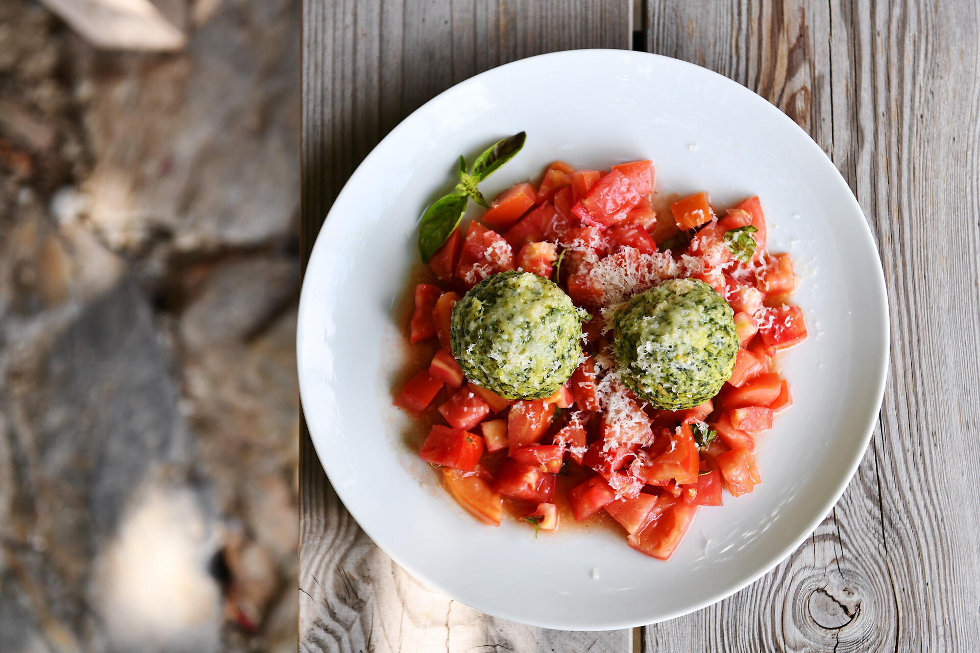 Spinatknödel mit Tomatensalat