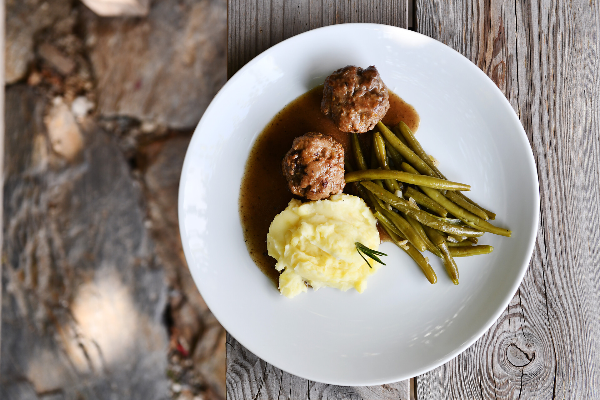 Fleischkrapfeln von unserem Jungrind mit Puree und grünen Bohnen