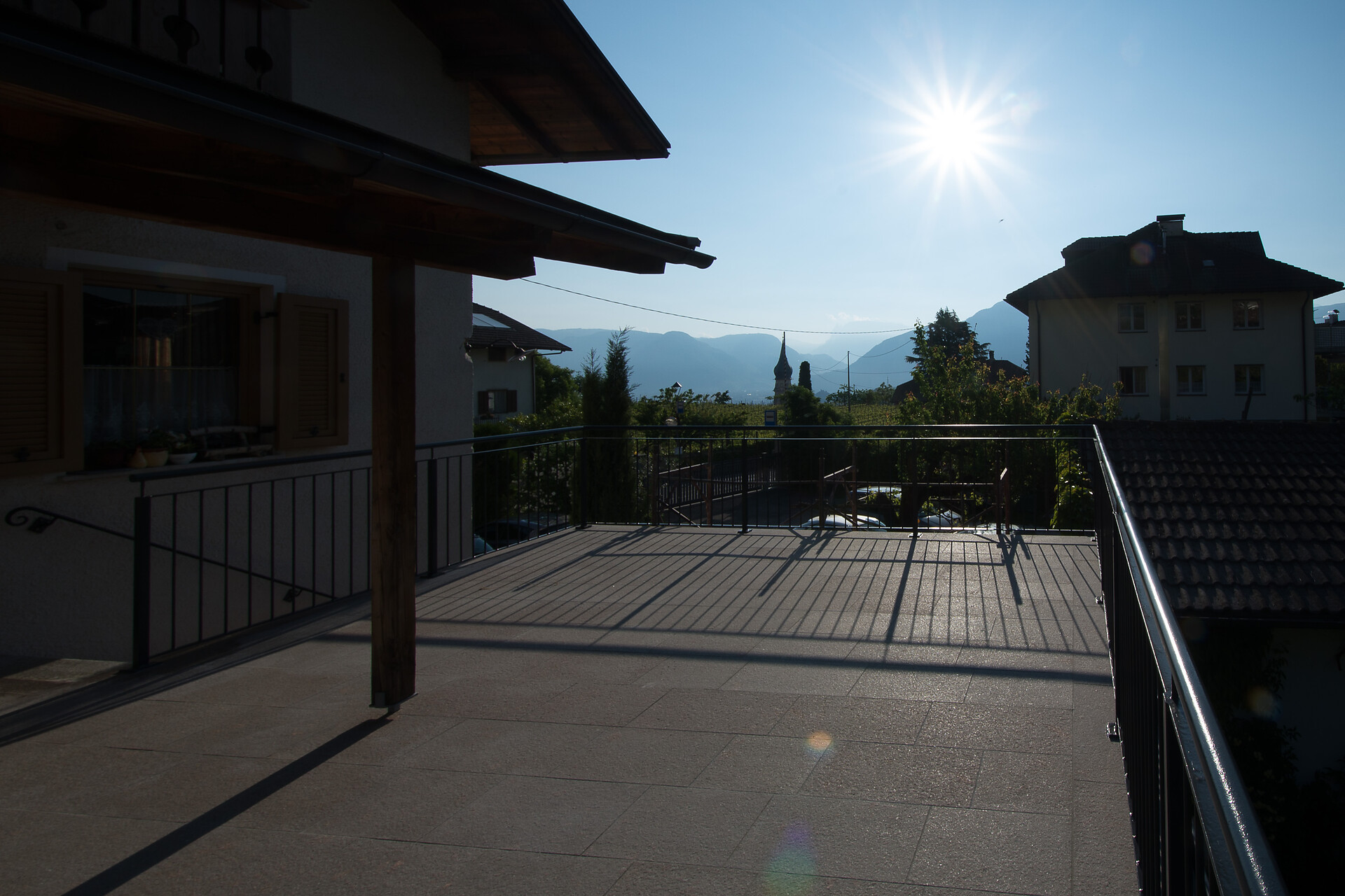 Ab 6 Uhr morgens sonnenüberflutet: Unsere Terrasse.